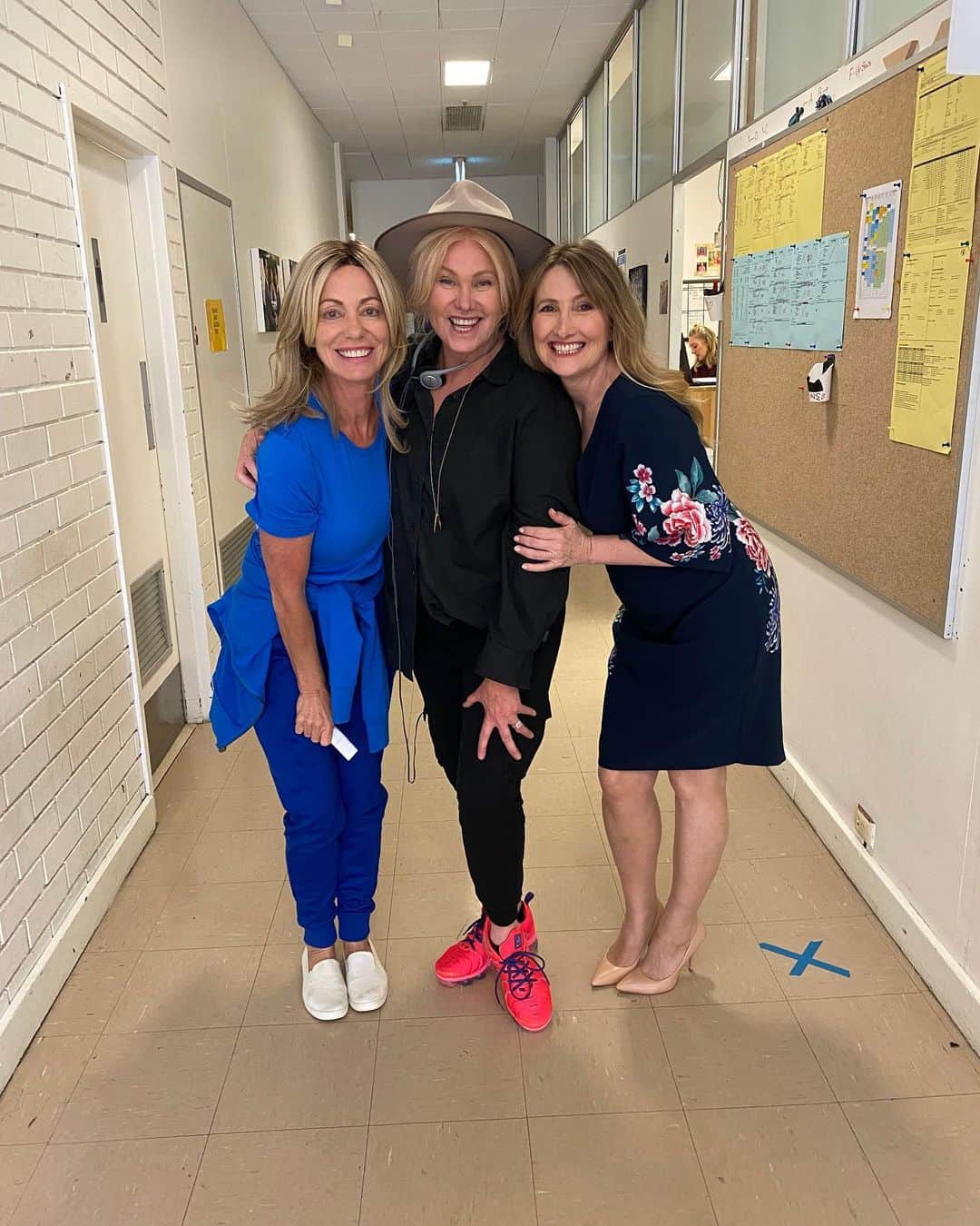 ヒュー・ジャックマンのインスタグラム：「My wife, a born director ... on set directing two of her best friends @alyceplatt and @kerryarmstrong7013. An awesome reunion! @neighbours」