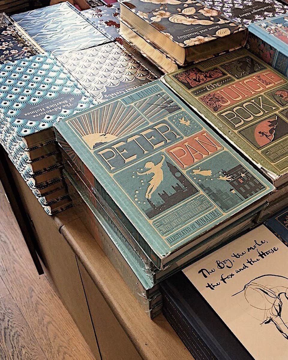 谷山響のインスタグラム：「The Notting hill bookshop🧚🏻‍♂️ Many cute books with elaborate details🤎  ノッティングヒルの恋人🎬の舞台になった本屋さん  #thenottinghillbookshop」