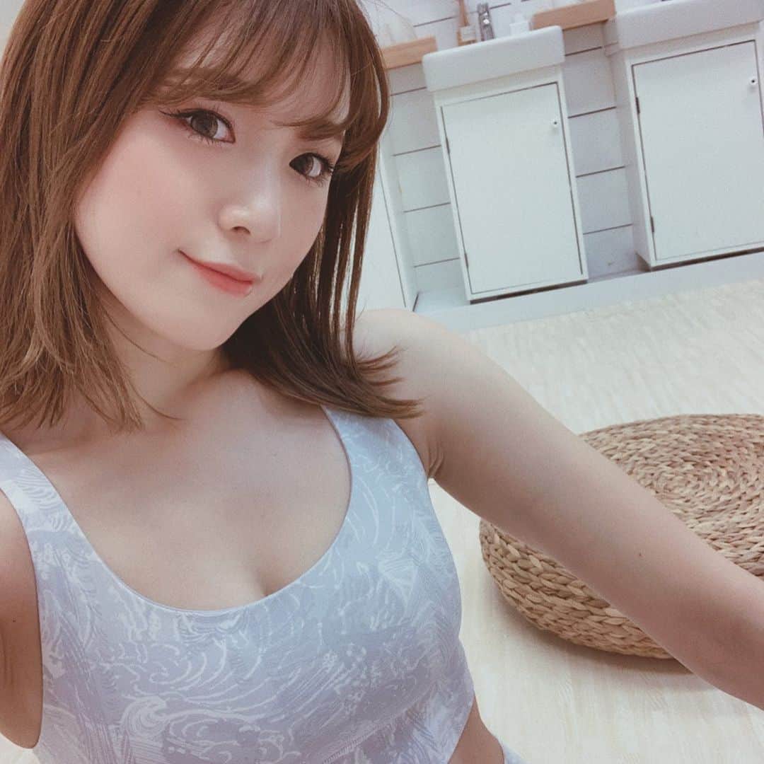 のインスタグラム：「❤︎ . pilates lesson!! 背筋がすごく成長した😳 . しっかり食べて、カラダ動かして、 たっぷり睡眠とって、 免疫力高める👀✊🏻🔥 . . #studiotou #ピラティス #ピラティス女子 #ピラティスレッスン #マシンピラティス #トレーニング #トレーニングウェア #ルルレモン #lululemon #ボディメイク #ワークアウト #pilates #lesson #training #body #bodymake .」