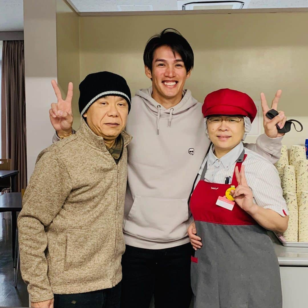 陽岱鋼さんのインスタグラム写真 - (陽岱鋼Instagram)「プロ入りから寮でお2人の料理を食べて，味を美味しかったです。 元気で頑張ってね。赤間夫婦  剛出社會開始吃兩位做的菜長大的 好久不見了料理一樣好吃溫暖 要一直健康快樂下去喔🙂」3月10日 22時00分 - dkyoh