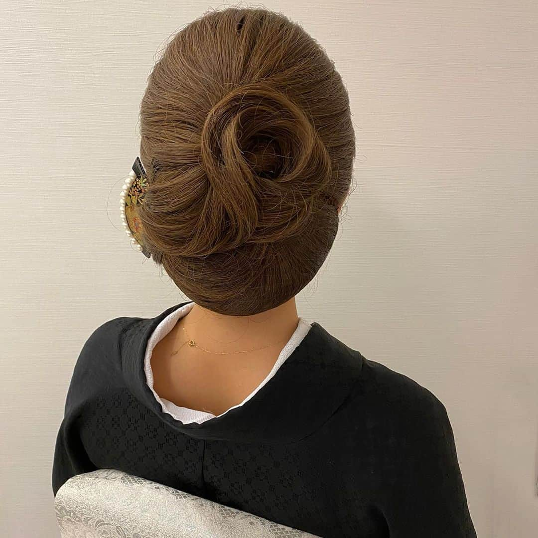 Tomoyo Kitamuraさんのインスタグラム写真 - (Tomoyo KitamuraInstagram)「先日のお客様。 和装シニヨン。 #ヘアメイク #ヘアセット #ヘアアレンジ #ヘアスタイル #銀座#美容師 #ウェディング#ウェディングヘア #ブライダル#ブライダルヘア #結婚式#プレ花嫁#花嫁#前撮り#着物#浴衣 #シニヨン#ダウン#夜会巻き #ヘアメイクリハーサル #bride#bridehair#bridal#updo#upstyle」3月10日 22時09分 - tmy_o3.pugmi