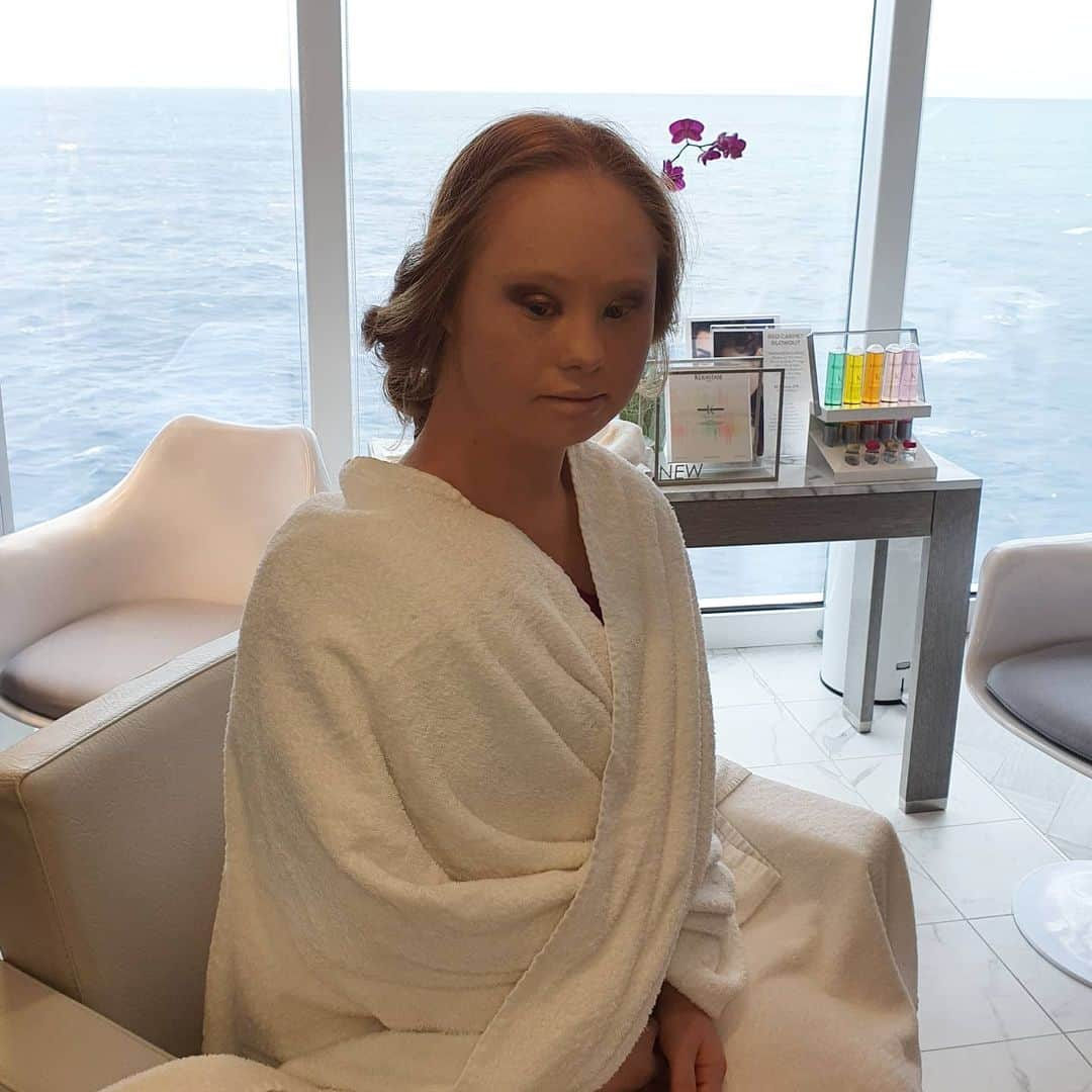 マデリン・スチュアートさんのインスタグラム写真 - (マデリン・スチュアートInstagram)「Beautifying myself on @celebritycruises @celebrityedge getting ready to spread my message on inclusion for their international women's day cruise #bridgethegap. #cruise #inclusion #model #advocacy #weareone #diversity #disability #madelinestuart #talk #speaking #inconversation #ad」3月10日 22時10分 - madelinesmodelling_