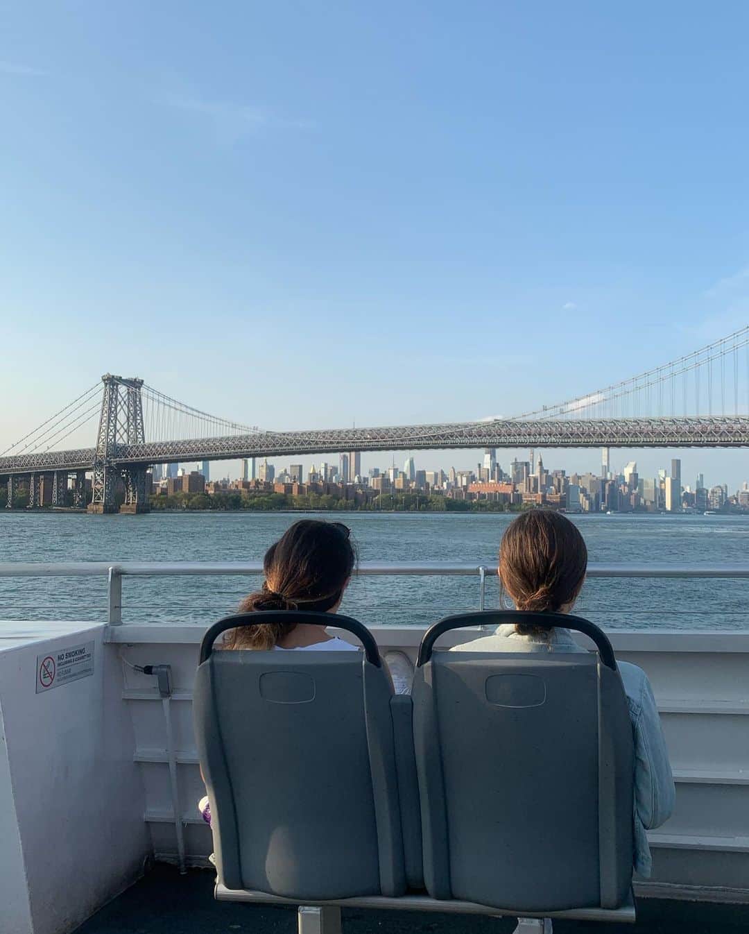 yuiさんのインスタグラム写真 - (yuiInstagram)「. . 1枚目は、ブルックリンから見えるマンハッタン🏙 . マンハッタンと言うだけで心躍る街🥺🇺🇸 .NYは魅力的だなー。 . . ブルックリンでは船に乗ったり、お散歩したり。 お散歩してたら、まさかの友達に会ったり😂 . 交差点で、"ゆいちゃん"と言われた瞬間、ここは神戸かな？と思いました。笑 . .  旅行で行く地域の感じに服装を寄せてる彼女。 . ブルックリンバージョンの珍しいakikiはswipeしてみて下さい😂❤️ . .  #WilliamsburgBridge #Williamsburg#NY#ncy#NY旅#ニューヨーク#ウィリアムズバーグ #ブリックリン##Brooklyn . . #yuitrip✈️ #ゆい旅#yuiinNY#ニューヨーク旅」3月10日 22時11分 - yuiram