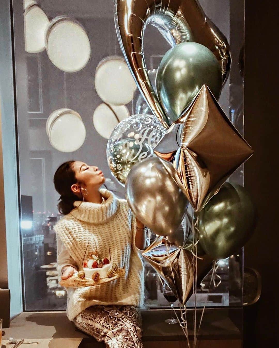 佐藤あずみのインスタグラム：「お祝いしてもらった日から、お家に帰ってきて、バルーン見る度にニヤニヤして幸せって何回も思ってる...🤍💙🤍 . . . #surpriseparty #surpriseweddingparty #surprise #mybestfriend #mybestie #happy #happywedding #thx #結婚祝い #サプライズ　#サプライズパーティー #ありがとう #大好き #愛してる」