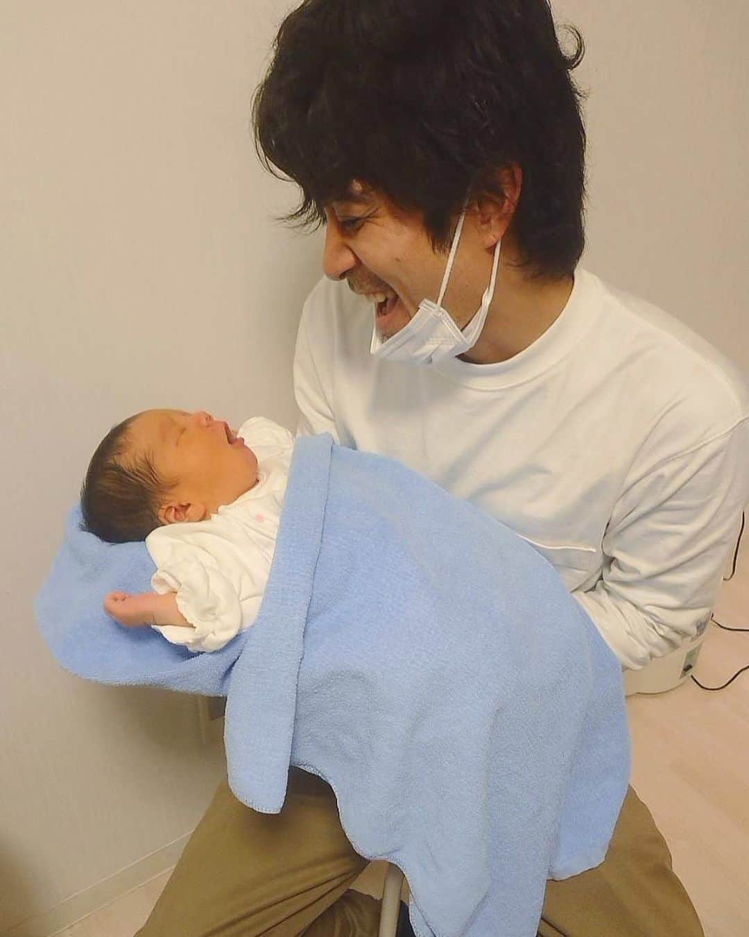 斉藤祥太のインスタグラム：「ベビちゃん👶 可愛い😍 生まれたてホヤホーヤ♪ ニンニク臭ゴメンよ😂 #新生児 #baby #赤ちゃん　♂ #斉藤祥太 #notmybaby」