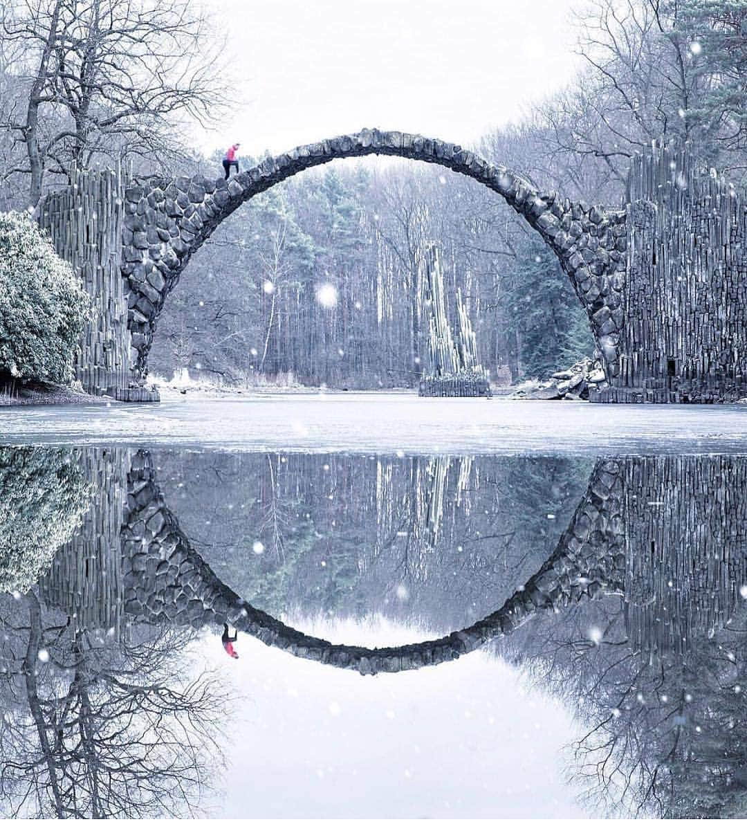 BEAUTIFUL DESTINATIONSさんのインスタグラム写真 - (BEAUTIFUL DESTINATIONSInstagram)「Nestled within a forest in Kromlau, Germany’s Kromlauer Park, is a delicately arched bridge known as the Rakotzbrücke! 🇩🇪 It was specifically built to create a circle when it is reflected in the waters beneath it. ❄️ Have you seen something like this before? Let us know about it in the comments! (📸: @ilhan1077 📍: Rakotzbrücke - Germany)」3月10日 22時15分 - beautifuldestinations