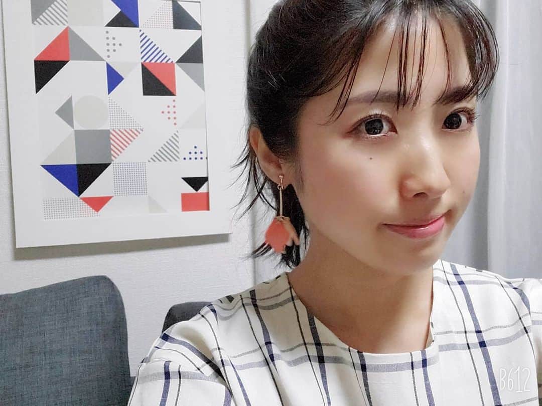 のインスタグラム：「プロの方に眉毛を整えてもらって 良い感じ！💓化粧落としたくない😏 2枚目の写真、眉毛きれいじゃない？✌️でこ(笑) . . #でこ #眉毛メイク #眉毛カット #アイブロウ #メイクアップ #メイク #アーチ眉 #フェミニン #makeup」