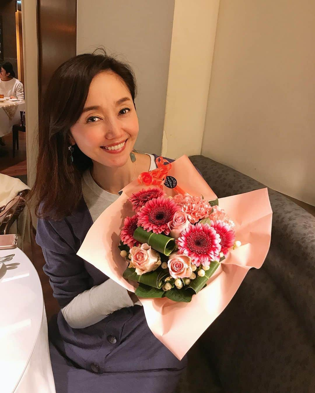 芦田桂子さんのインスタグラム写真 - (芦田桂子Instagram)「昨夜は本日が誕生日の織香ちゃん @orikagram の前夜祭と My誕生日の合同祝いとして横浜中華街へ行ってきました🐼 ・ コロナの影響で人も少なくガラ〜んとしてましたが 先ずは織香ちゃんオススメの #関帝廟 へお参りに お仕事の神様ですごいパワーあるんだって！ 中国系のお寺は初めてでしたが煌びやかでご利益ありそうでしたよ✨ ・ お参りの後は中華 #菜香新館 さんで乾杯〜🍻 珍しいフカヒレや北京ダックのコース美味しかった😋 織香ちゃんからはお揃いの 美しいロイヤルブルーのカシミアマフラーを頂いちゃいました💕 ・ 2歳年下だけど同じ3月生まれで名前も同じ 境遇も似て同じ美容系資格も多く持っている織香ちゃん やはり話は尽きなかったねっ😊 ・ 先ずは健康に気をつけて 楽しく働き ココロが喜ぶことをする！ これが 自己免疫を上げる 最高のアンチエイジングに繋がります✨ サイコーの一年にしようね❣️ 改めておめでとう🎉 ・ ・ #合同誕生日会  #happybirthday  #3月 #魚座 #横浜中華街  #横浜関帝廟  #お参り完了  #菜香新館 今日から休業するんだって #コロナの影響で人少ない  #お店も休業多い  #自粛も大事だけど  #少しでも経済回せるよう貢献したい #しっかりマスクでお出かけ  #早く終息しますように  #yurari  #model #織香 ちゃん #プレゼントありがとう  #芦田桂子」3月10日 22時21分 - keiko_ashida