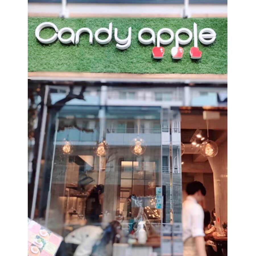 咲希あかねさんのインスタグラム写真 - (咲希あかねInstagram)「昨日はめいちゃんと#デート❤️ 本当にいい天気だったから歩きたいねーってなって、ブラブラ歩きながら#代官山カフェ で#lunch 😆 たまたま通りかかった#りんご飴専門店 #candyapple 🍎 本当に美味しかった❗️ . 最終、渋谷にある#大階段 で花組ポーズを教わる。笑  おそらく左手を腰に巻きつけないといけないという事が写真で判明したよ。 奥深い。。。 . #同期 #91期 #花組 #月組 #娘役 #宝塚」3月10日 22時25分 - akane_saki