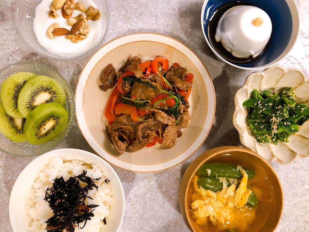のインスタグラム：「: 【栄養フルコース型の食事】  ある日の夜ごはんです  ごはん、おかず、野菜、果物、乳製品 いつも意識している栄養フルコース型の食事です‼︎ しっかり食べましょう♬  エネルギー量；932kcal  たんぱく質：59.3g 脂質：35.8g 炭水化物：94.2g カルシウム：470mg 鉄：9mg ビタミンB1：0.56mg ビタミンB2：1.11mg ビタミンC：228mg ※ 栄養士さんに計算して頂きました  #savas」