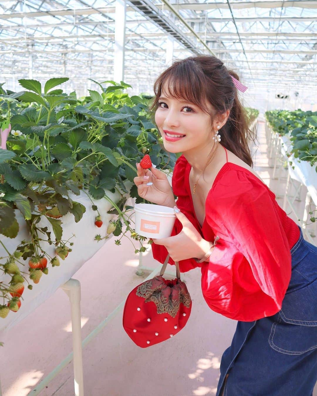 小沼瑞季さんのインスタグラム写真 - (小沼瑞季Instagram)「今年もいちご狩り〜🍓♡﻿ 東京ストロベリーパークは季節関係なく﻿ 年中いちご狩りができるので嬉しい！！﻿ ﻿ この日は赤✖️デニム✖️いちごポーチで﻿ いちごコーデ👖🍓💕﻿ ﻿ このニットはロザリームーン🌙﻿ この前のサロペットと同じで﻿ 背中ぱかーんでセクシーなデザイン多いの😚﻿ 袖が異素材でパフスリーブなのも好き！﻿ ﻿ 動画の苺はこのあとちゃんと取って食べたよ😋🍓﻿ イチゴっていくらでも食べられるー❣️❣️﻿ ﻿ ﻿ tops♡#rosarymoon﻿ skirt♡#deicy﻿ earring♡#maisondefleurpetiterobe  pouch♡#maisondefleur﻿ ﻿ ﻿ #いちご狩り#イチゴ狩り#いちご#東京ストロベリーパーク#tokyostrawberrypark#メゾンドフルール#ロザリームーン#デイシー」3月10日 22時34分 - mizukikonuma