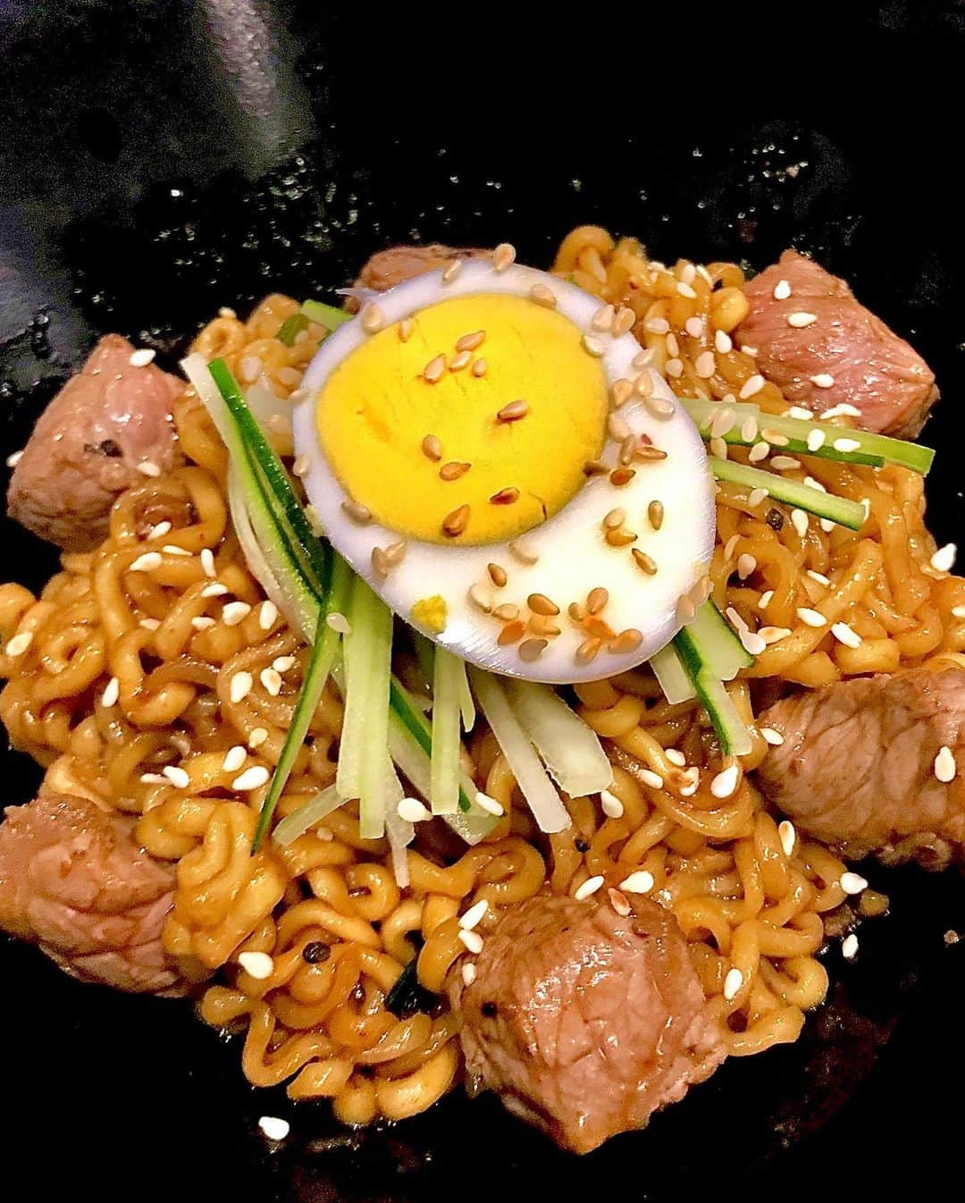 Li Tian の雑貨屋さんのインスタグラム写真 - (Li Tian の雑貨屋Instagram)「Of the eggs, stew and the parasite spinoff which would probably be the most unexpected dish of the night! the beef ram-don tasted just like dry Maggie Mee 🍝 and close to my childhood fav Indo mi goreng ! Not implying anything negative here cos it tasted not bad after all. But when it comes to dashimaki, I’ll gladly leave that in the hands of the Japanese specialists • • • • #sgeats #singapore #local #best #delicious #food #igsg #sgig #exploresingapore #eat #sgfoodies #gourmet #yummy #yum #sgfood #foodsg #burpple #beautifulcuisines #bonappetit #instagood  #eatlocal  #jiaklocal #korea #parasitemovie #noodles #ramen #koreanfood」3月10日 22時36分 - dairyandcream