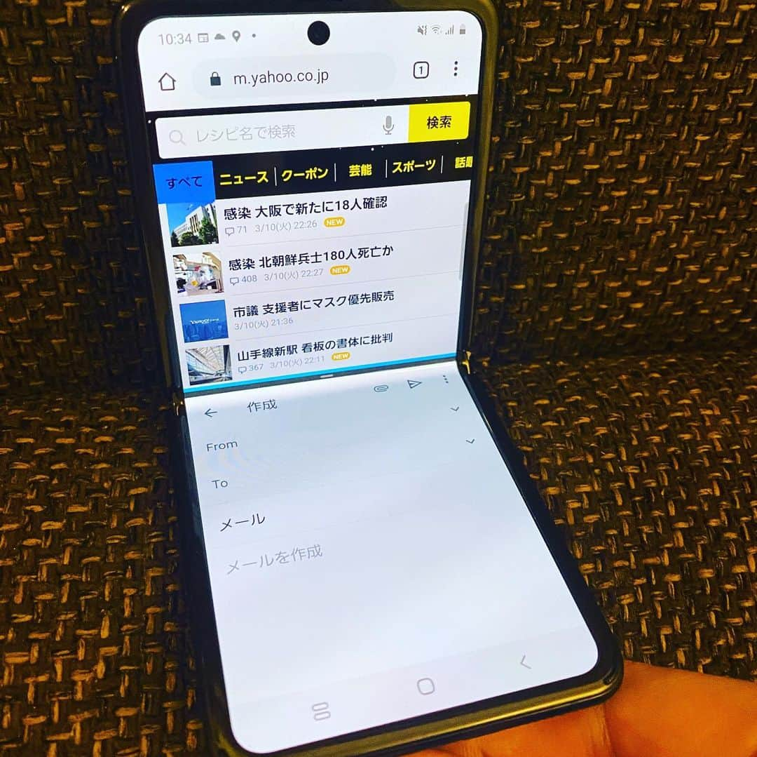 Saschaさんのインスタグラム写真 - (SaschaInstagram)「#GalaxyZFlip を手に入れて使っています！液晶縦折りのスマホ。90度くらいにおれば机に置いて写真が撮れたり、インカメにすれば手鏡のように使えたりできて想像以上に便利。しかも縦2画面も可能なので写真のようにブラウザでウェブページ見ながらメールもかけたり色々と使えます！ #ラジコ でラジオ聴きながらツイートも可能ですね！なんか近い将来はこれがスタンダードになるかもと思ってます。昔のガラケー時代に戻ったとも言えますがw 画面割れの心配も減るのでそこも大きいですね。 #galaxy #android #smartphone #スマホ #ギャラクシー #二つ折り #アンドロイド #サッシャ #sascha」3月10日 22時54分 - sascha348