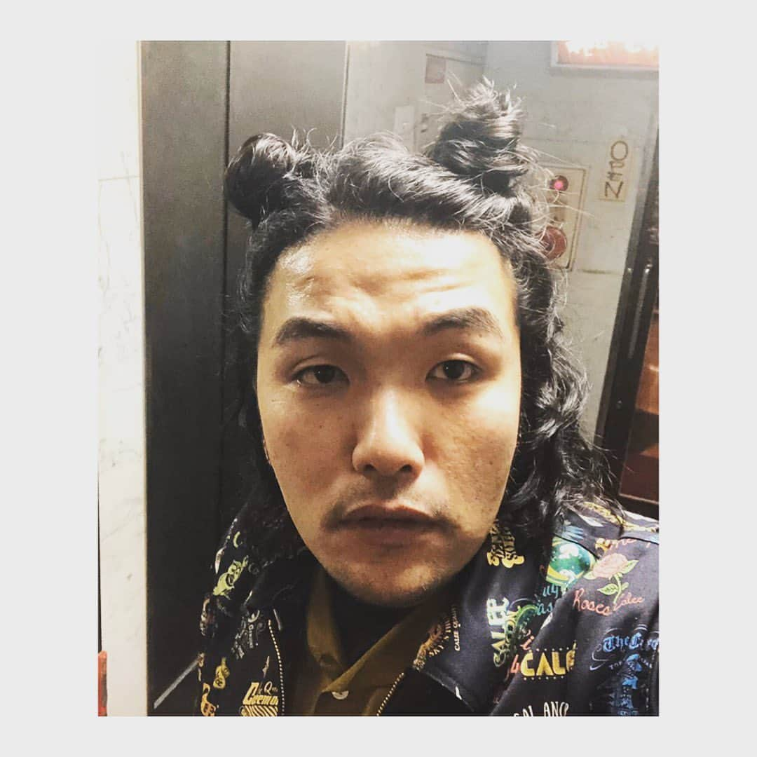 海原ともこさんのインスタグラム写真 - (海原ともこInstagram)「見取り図盛山くんが 『ともこ姉さんの髪型したよー』と🤣  嬉しい↗️ しかもまとまりがいい↗️ ツノの高さとバランス最高↗️ ありがとう😊」3月10日 23時05分 - tomocolovesmile