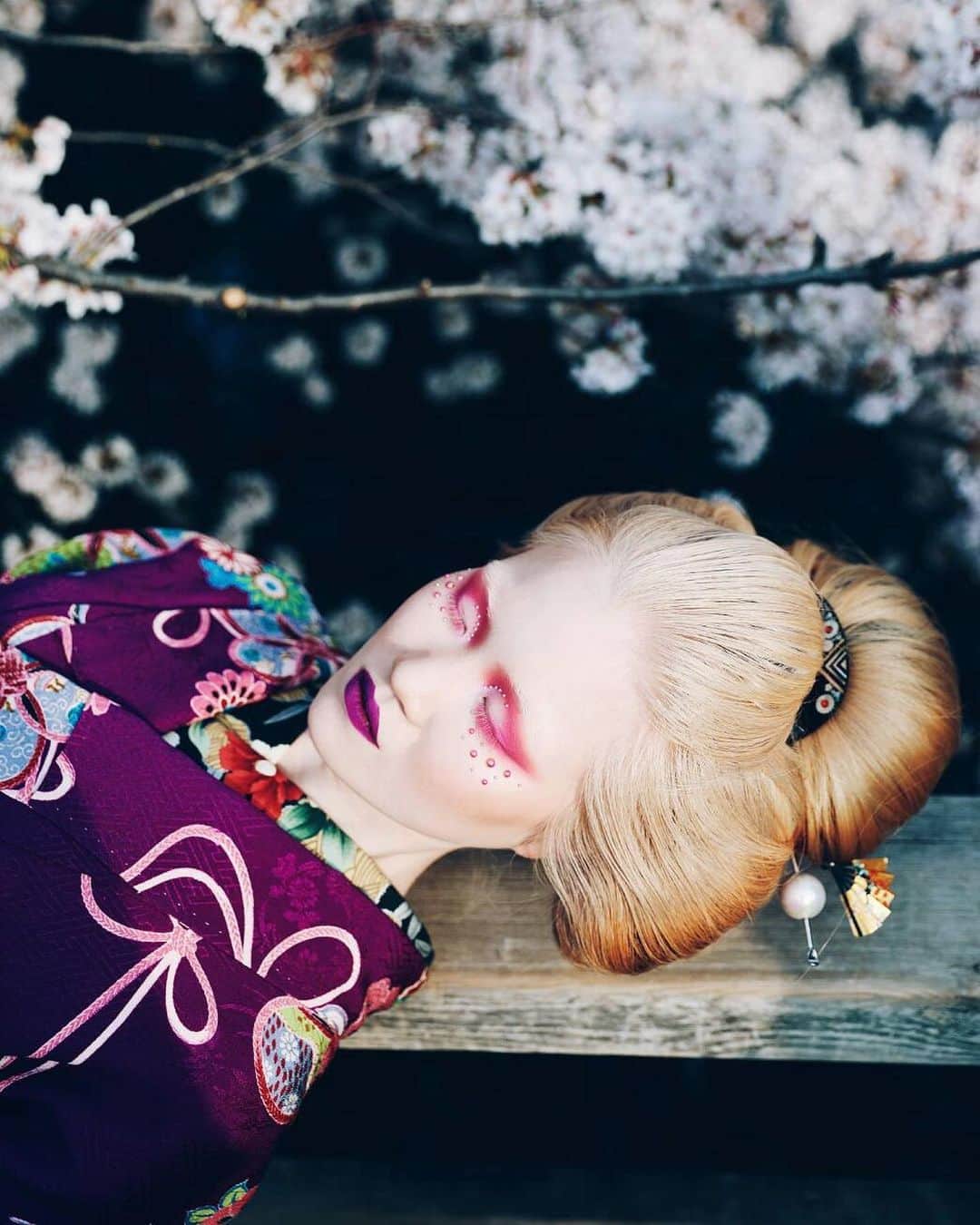 Anji SALZさんのインスタグラム写真 - (Anji SALZInstagram)「Can you smell the flowers? 🌸🌸🌸 Spring is around the corner 💐 Still one of my all time favourite shoot ever (from 2018!) 春は楽しみ🌸🌸🌸 2年前のこの撮影は今でも大好き。髪の毛も結ってあげたw やはり日本人の髪の毛が重いw  Model: @chihiroalbino  Photography: @sputnik.sweet.heart  Makeup: @pii.ka  Styling & Hair: @salztokyo ・ ・ ・ #spring #桜 #cherryblossom #日本髪 #趣着物 #着物 #着物美人 #和装 #着物コーデ #ファッション #東京 #kimono #japanesekimono #fashion #hakama #ootd #tokyo #japan #nihongami #sakztokyo #袴 #mainichikimono」3月10日 23時05分 - salztokyo