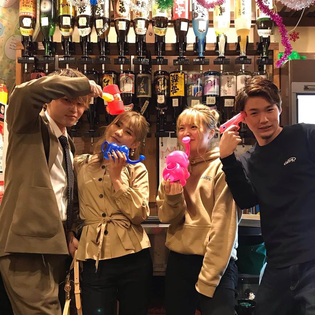 鶏魚 谷町のインスタグラム：「鶏魚です！しーちゃんです🎶 元バイトの男の子たちが、卒業式の後彼女と一緒に来てくれました〜😊🎶 卒業おめでとう🎉✨ #元バイト #卒業おめでとう #若旦那と二代目 #鶏魚 #大阪 #谷町四丁目 #駅近 #セルフ飲み放題 #地域最安値 #コース #座敷 #個室 #貝盛り放題 #ガンガン焼き #あさり #はまぐり #ホンビノス貝 #牡蠣 #さざえ #飲み会 #女将」
