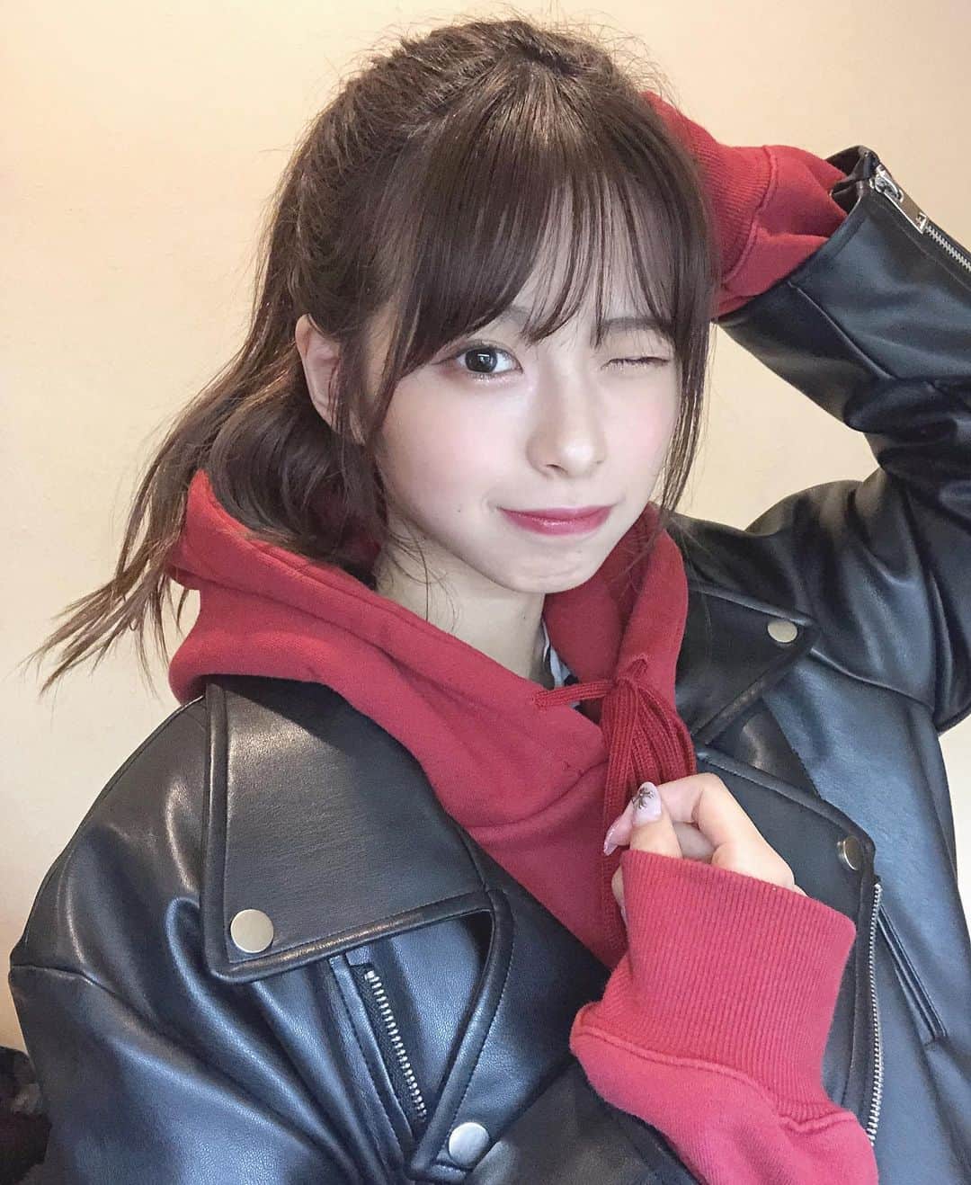 川崎ひかるのインスタグラム：「♥️🖤♥️ . . . . .  #daily #dailylook #selfie #selca #ootd #japanesegirl #japaneseculture #japaneseanime #japaneseidol #idol #cosplay #cosplaygirl #일본아이돌  #데일리 #데일리룩 #셀카그램 #셀카 #셀피 #오오티디 #팔로우 #헤어스타일 #헤어어레인지 #自撮り #アイドル #ビジョビ #ビジョラダ #ヘアカラー #ヘアアレンジ #ポニーテール #ポニテ」