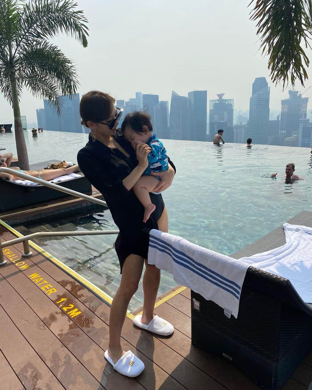木下春奈さんのインスタグラム写真 - (木下春奈Instagram)「・ ・ プールデビュー👶💓 泣くかと思ったらめっちゃ楽しんでた💓 ・ ・ #singapore#mbs#baby#pool」3月10日 23時18分 - haruna_kinoshita