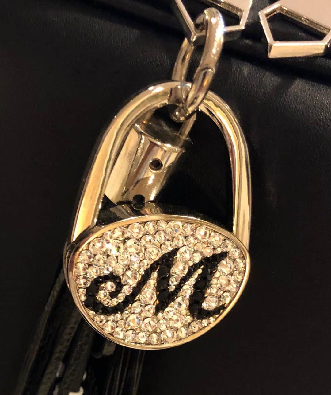 マイケル富岡のインスタグラム：「わあーい♪ キラキラ スワロの M！嬉しい♡ #swarovski #m #initial #present #love #嬉しい #スワロフスキー #キラキラ #プレゼント#バッグタグ #マイケル富岡 #タレント #俳優 #actor #actorslife #感謝 #cute #kawaii」