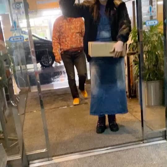 井上貴子のインスタグラム：「きょんPのTwitterをシェア^ ^  病院が面会謝絶なんだよねー。 コロナのせいで。  だからリハビリ前のきょんPに 病院の入り口まで来てもらって 「着替え」を届けに 「着替え」だけ渡したくて 「着替え」ね^ ^  ちょっとだけだけど 逢えてうれしかった♡  Happyで^ ^  #井上貴子  #LLPWX #女子プロレス #紅緒と柊音 #トイプードル部 #神取忍 #井上京子 #お見舞い #中身は着替え」