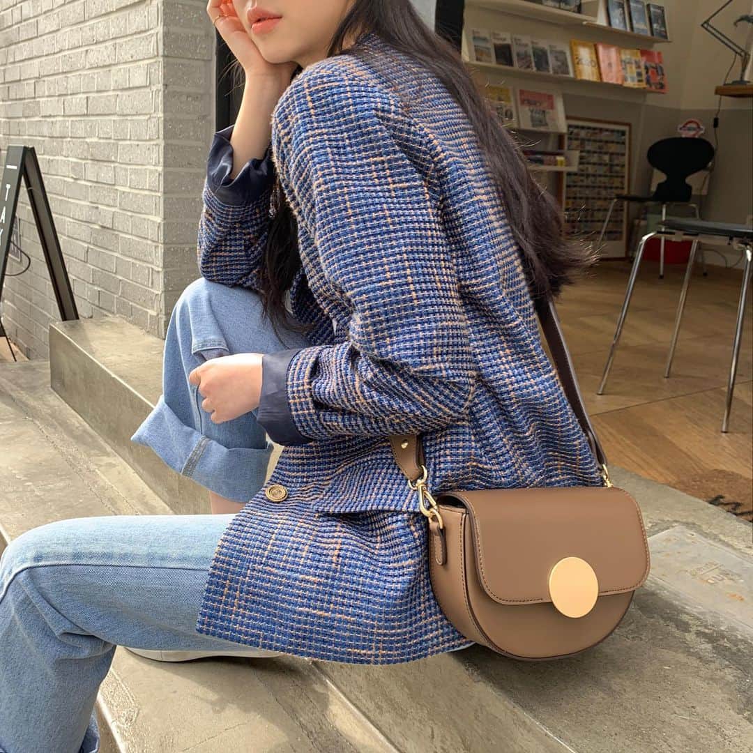 Chuuのインスタグラム：「내일은 날씨 맑음으로 자켓코디 어때요?💙🤎 츄멤님들 굿나잇💓 #chuuseoul」