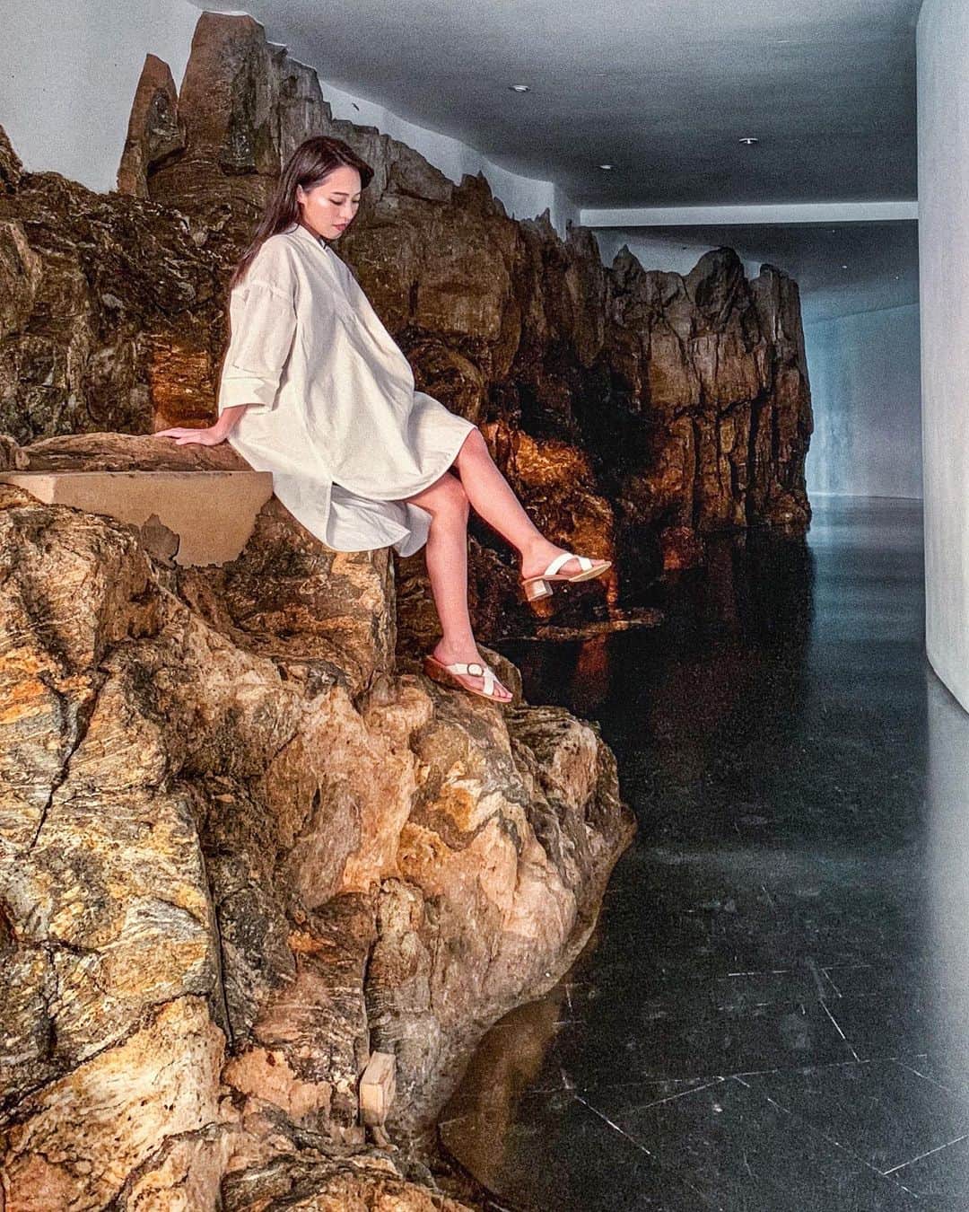 松林裕香さんのインスタグラム写真 - (松林裕香Instagram)「フロントには岩が。 室内と屋外が混じってて素敵。 ごつごつした岩が無垢な白に味を与えてる。 .  #たびすたぐらむ#旅好きな人と繋がりたい#旅好き女子#写真好きな人と繋がりたい#カメラ好きな人と繋がりたい#写真好きな人と繋がりたい#カメラ女子#ootd#fashion#code#ootd#fashion#code#yukajourneyy#スリランカ#ヘリタンスカンダラマ#heritancekandalama#旅工房#バワ建築#ジェフリーバワ」3月10日 23時27分 - yukapiano_