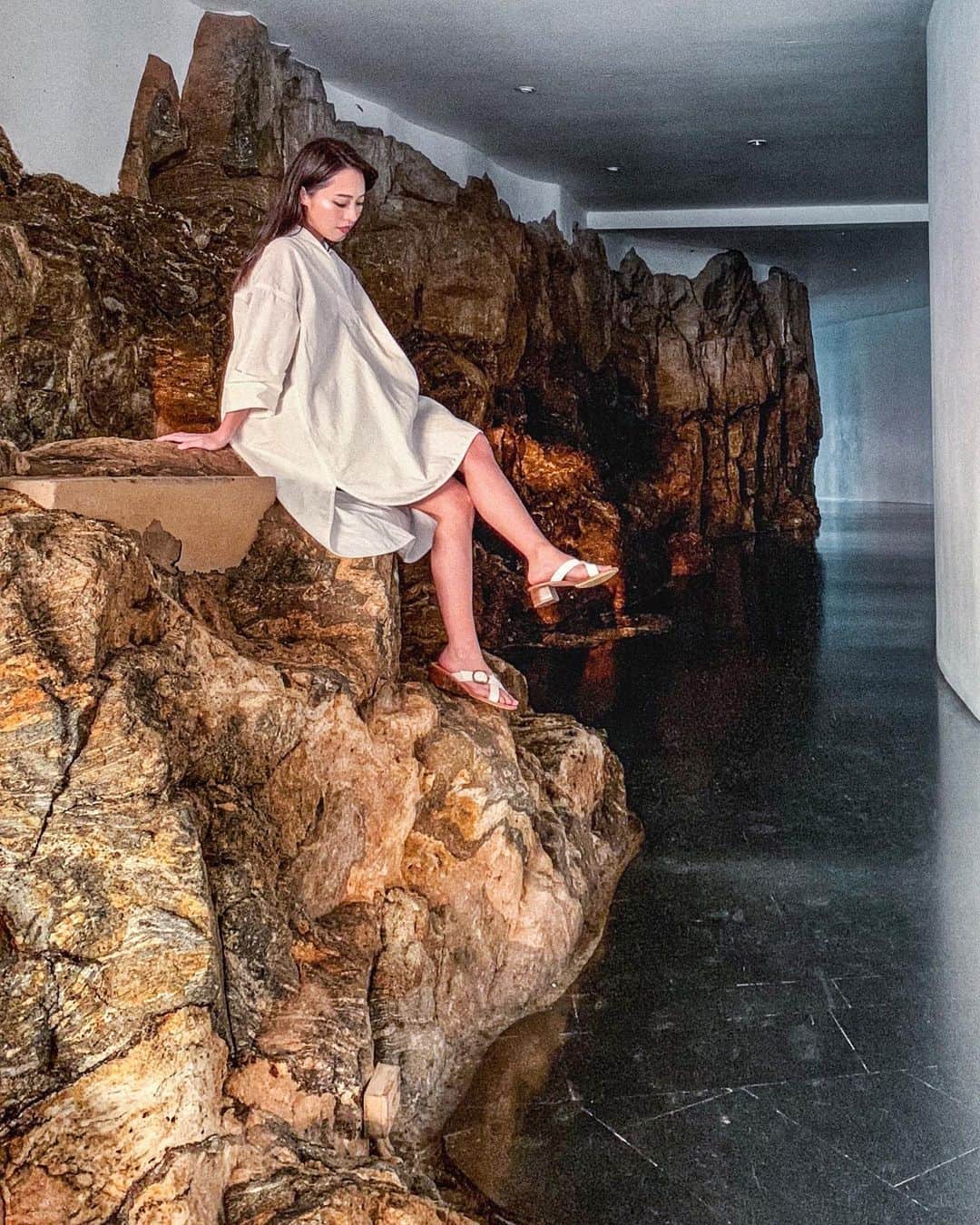 のインスタグラム：「フロントには岩が。 室内と屋外が混じってて素敵。 ごつごつした岩が無垢な白に味を与えてる。 .  #たびすたぐらむ#旅好きな人と繋がりたい#旅好き女子#写真好きな人と繋がりたい#カメラ好きな人と繋がりたい#写真好きな人と繋がりたい#カメラ女子#ootd#fashion#code#ootd#fashion#code#yukajourneyy#スリランカ#ヘリタンスカンダラマ#heritancekandalama#旅工房#バワ建築#ジェフリーバワ」
