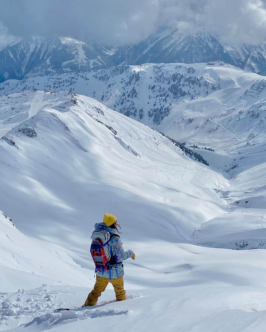 藤森由香のインスタグラム：「If you liked my last video....here’s a “behind the scenes” of how we got to such a beautiful run! I’m using the new @msr_gear @msrgear_japan lightning ascent snowshoes . They make it super easy to #earnyourturns ! Love the raspberry color too🌹❣️ 前回の投稿はMSRの新しいプロダクトwoman's lightning ascent (ラズベリーカラー)のスノーシューでバックカントリーに行った時の映像。軽くて早く着けられるし、使い心地良かった👍ラズベリー色も気に入っている🌹❣️ #MSR #hiking#mountain#snowboarding#raspberry#bc#backcountry #austria#lightningassent #snowboard #powder #axamerlizum」