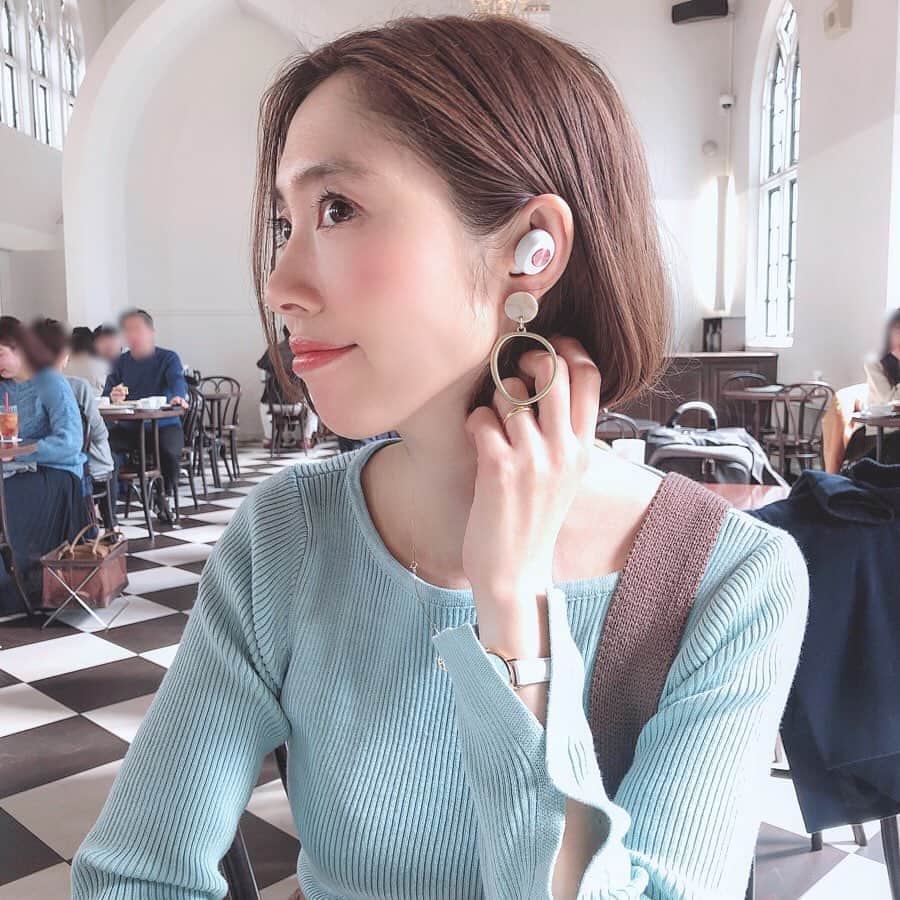 菅野広恵さんのインスタグラム写真 - (菅野広恵Instagram)「＊＊＊﻿ ずっと欲しかったイヤホン❤️﻿ スウェーデンブランドの　@sudio は、とにかく見た目も可愛くて、耳につけるアクセサリーのよう🌸﻿ カラーも沢山あり私は白×ピンクの物にしました✨﻿ 入れ物もかわいのにこれで充電できちゃうから嬉しい♪﻿ ﻿ ＊ご興味ある方はこちらのクーポンお使いください﻿ 15％オフクーポン( 15hiroe ) ﻿ 有効期限：2020/5/17まで﻿ ﻿ 現在 @sudio では、3月9日から3月29日までイヤホン本体をお買い上げの方に通勤通学をおしゃれに飾るカードケースとギフト包装をプレゼントしてるみたいです♪﻿ ※キャンペーン期間は在庫がなくなり次第終了﻿ ﻿ ﻿ Thank you @sudio #PR﻿ #sudio #sudiomoments﻿ #子育て中　#育児中　#子育てママ　#2歳児　#2歳男の子ママ　#ママリ　#mamagirl #キラポス通信　#ママトコ　#美容　#インナービューティー　#食べて綺麗になる　#美肌　#美肌法　#ニキビ改善　#乾燥肌対策　#スキンケア　#美容法　#ダイエット法 #神戸カフェ　#神戸人気カフェ　#イヤホン」3月10日 23時35分 - hiroesugano