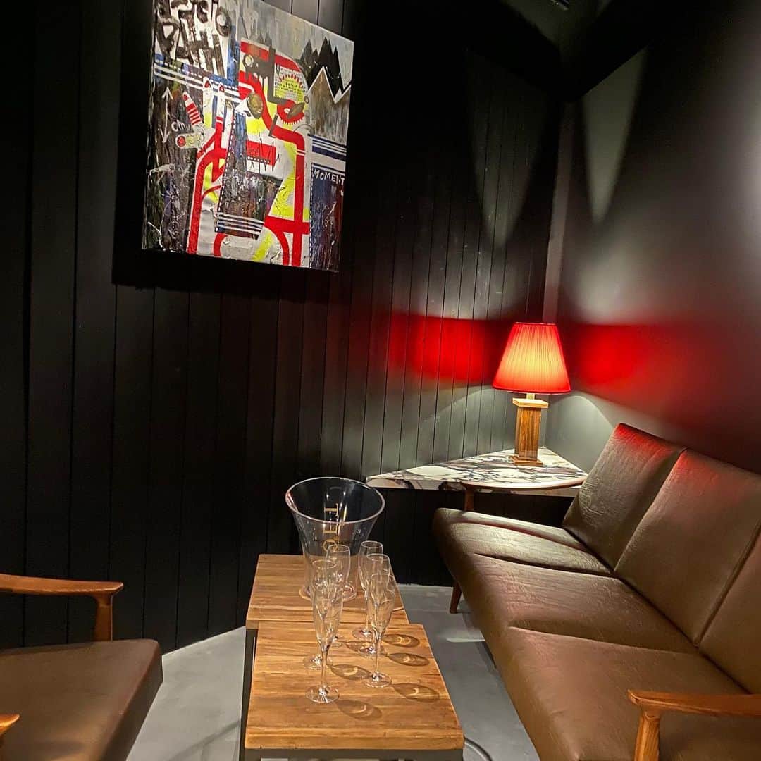 　株本祐己のインスタグラム：「本日、新宿の歌舞伎町、風林会館に  会員制バー StockSun Lounge（SSL）  をオープンしました。  サロン会員も500人超えたし、 素敵な人がたくさん集まるといいな。」