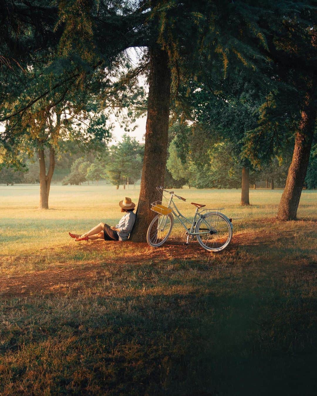 Simone Bramanteのインスタグラム：「{ Italy on Lockdown } • But luckily we can still go to the park by bicycle if there is nobody around.  How do I live this moment?  I'm organizing live streams on @whatitalyis connecting people from other Italian cities. Today I made a live streaming with a friend in Florence, tomorrow it will be with a friend in Palermo. I'm curious to know how other people experience this forced change of habits. #whatitalyis」
