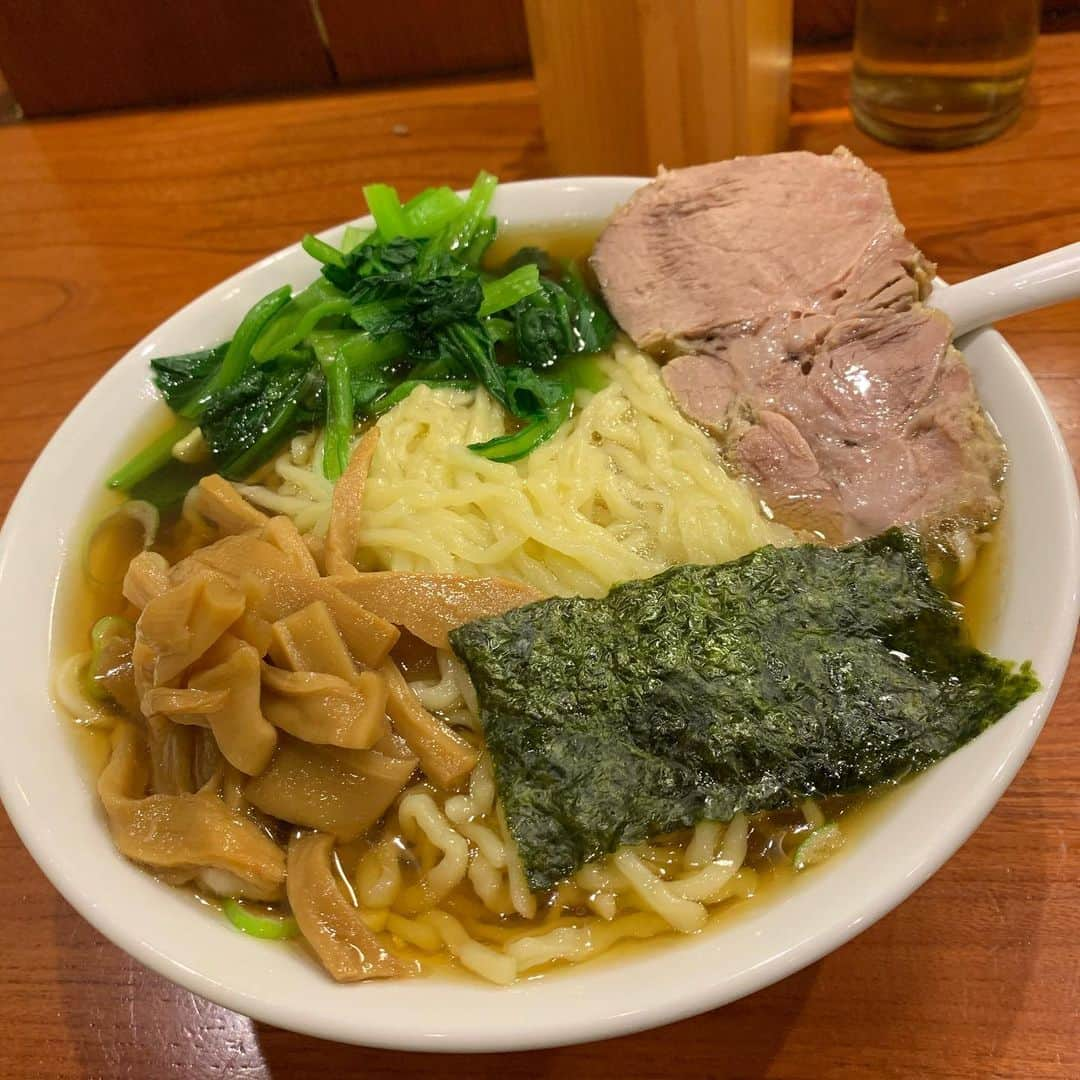 渡邉ひかるのインスタグラム：「満来　@ 新宿西口 らあめん 950円 ・ ・ ・ ・ 新宿駅西口から徒歩6分。 ずっと気になっていた“満来”である。 閉店が23時でしたが22時過ぎに駆け込んだのにも関わらず、お店の中の待機場の椅子にはお客さんがビッシリ…。 これは、凄い。 “チャーシューざる”も気になっていましたが、初めての訪店なので、定番の“らあめん”に。 お客さんは多かったですが、回転率が早く入店から5分後には着席。 周りを見ると男性の方ばかり…この理由は後で分かります。笑 着席して10分もしないうちに着丼。 ……！？なんだか色んなものの量が多く見える…気がする？ スープは醤油の清淡スープで、具材は大量の青菜、分厚めのチャーシュー、大量メンマ、ねぎ、海苔。 麺は平打ち麺。 スープを一口含むと、優しく懐かしくあっさりとしていて、朝でも飲んだ後でもいつでもツルッと食べられそう！ メンマは甘く味付けもあり、麺を食べながらたまに挟むのが良い感じ。 そして、私はあることに気が付きました。 …あれ？？麺が減ってない？疲れているからなのか…。 思い切って丼の下から麺を持ち上げてみると、食べたはずの麺がドッサリと。 量が凄い！！！！笑笑 後から分かったことですが、量が多くて有名らしく、普通のラーメン屋さんでは、普通盛りが180gとかが一般的なのに対して、満来は260gほど。 麺少なめで…というオーダーも出来るみたいなので、たくさん食べるよ！って方以外は少なめをオススメします。笑 分厚く大きいチャーシューは、見た目よりもすぐに噛み切れ、肉感がありながらも柔らかい。 トッピングを付けなくても950円という価格ですが、このボリュームでは充分中の充分！ 是非皆さん、満来に行く際にはお腹を空かせて行ってみてくださいね！ ・ ・ ・ ・ ・ ⏰営業時間⏰ 11:00〜23:00 ・ ・ ・ 💤定休日💤 無し　(年末年始のみ有) ※営業時間・定休日は異なる場合もございますので、ご来店前に確認することをお勧めします。 ・ ・ ・ #らーめん　#ラーメン　#ラーメン大好き渡邉さん　#麺スタグラム　#東京　#新宿　#新宿西口　#満来 #醤油ラーメン　#清淡スープ　#食べスタグラム　#平打ち麺　#渡邉ひかる #manrai #ramen #shinjuku #tokyo #soysauce #ramennoodles #ramenlover #ramen🍜 #ramenstagram #🍜　#🤤 #😋 #🍴　#🍥」