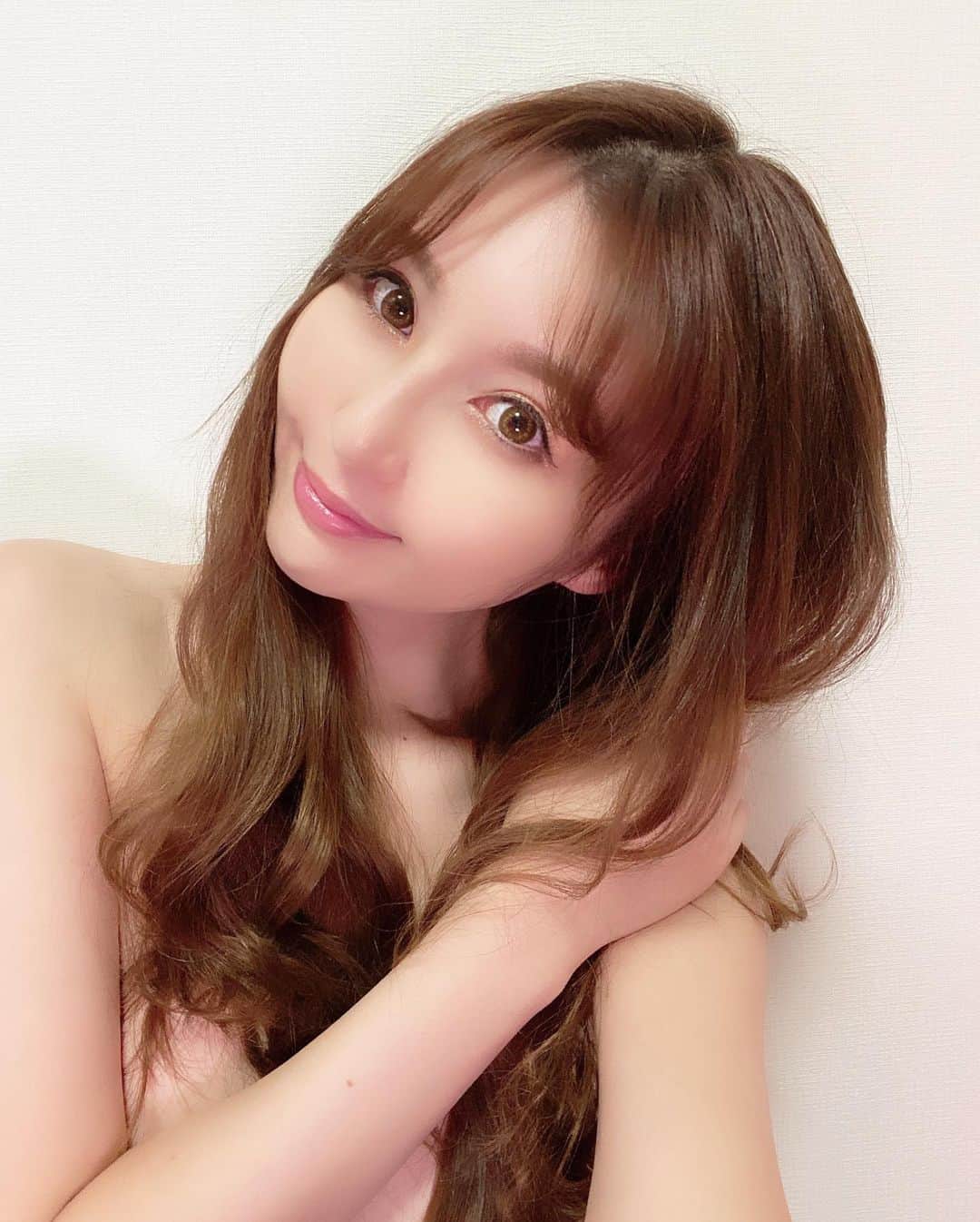 辰巳ゆいのインスタグラム：「美容院行ってきたよ♡  ちょっとカラーも変えた♪  もう少しでチ○ビ隠れる長さになるわー♪ ↑ そこまで髪を伸ばすと決めて切る😁  美容院でリファのカッサがあって使ったらめっちゃ良くて買っちゃった💗  いつものリファより顔はこっちの方がいいかも☆ あと、ドライヤーもあって使ってもらったけどそれもめちゃくちゃ良くて欲しかったー💦  サロン限定って言ってたけど、今コロナで部品の一部が中国からの輸入だから生産が💦 って言ってた😭  欲しいなぁ！リファのドライヤー！ 仕上がりが全然ちがったー❤️ 傷んでた髪も、美容院で復活♪  #美容院　#カラー　#リファ　#refa  #refaドライヤー  #リファカッサブラックモデル　#ヘアアイロンも良さそう」