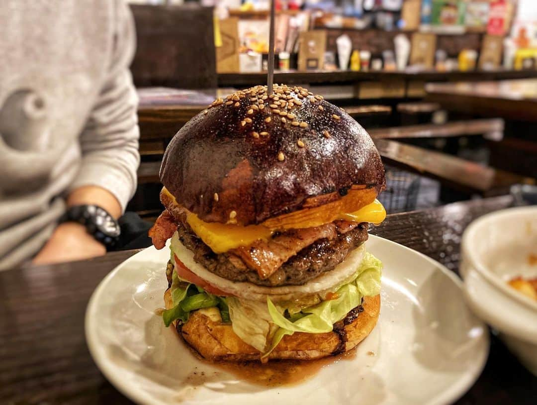 水村リアさんのインスタグラム写真 - (水村リアInstagram)「How can I resist u ♡︎﻿ ﻿ ﻿ 先週からどーしてもハンバーガーが食べたくて﻿ 男友達を誘ってジャンクフードNIGHT☾﻿ ﻿ ﻿ 【Grill Grill Grill】﻿ グリルドオニオン 、トマト🍅がいーっぱい入って…﻿ というかトマト溢れてますけど笑﻿ 袋に入れるのが一苦労だった🤣﻿ ﻿ オーソドックスなベーコンチーズバーガーも﻿ シンプルで美味しそうでした😍﻿ ソースとチーズが好きな種類が選べてたよ😙﻿ ﻿ ﻿ 1週間我慢して待った甲斐があった😙﻿ しあわせはっぴーいえーい👏﻿ ﻿ ﻿ ﻿ 美味しいものを食べる時、男女ともに﻿ 気兼ねなく一緒に楽しめる人が好きです😇﻿ ﻿ ﻿ ・﻿ ・﻿ ・﻿ #ハンバーガー　#🍔﻿ #ハングリーヘブン﻿ #食べることが好きな人が好き﻿ #jankfood #groumetburger﻿ #東京ハンバーガー﻿」3月10日 23時52分 - leah_mizumura