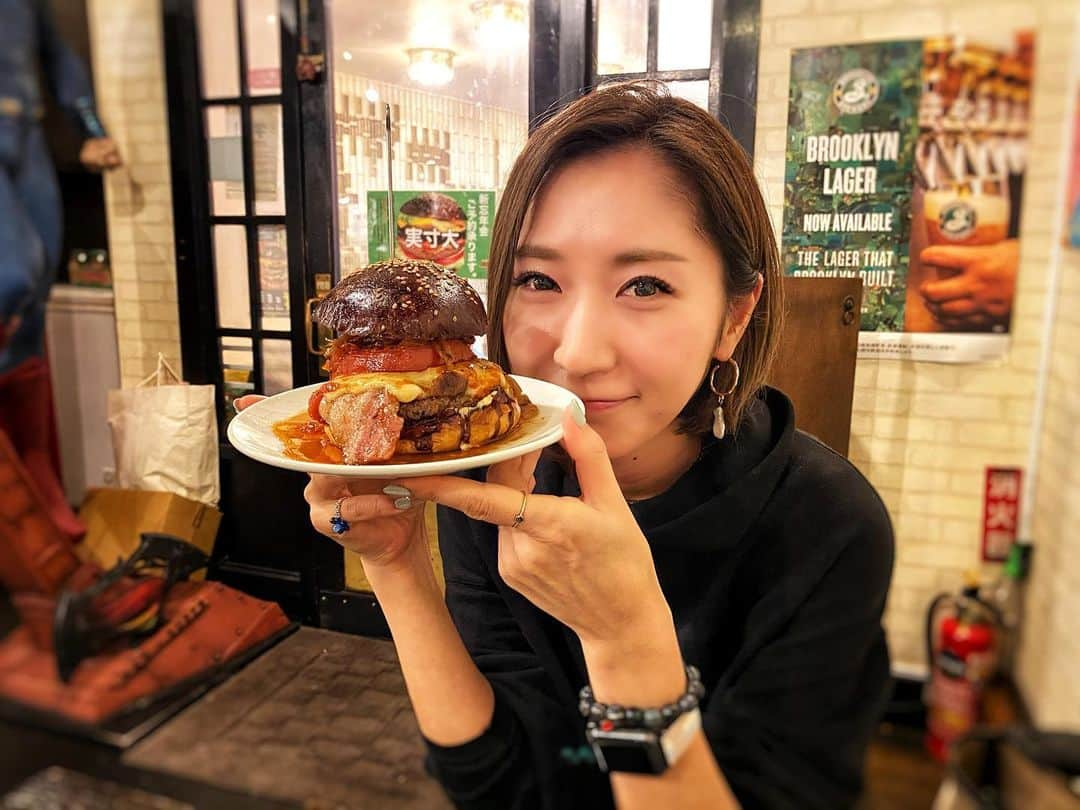 水村リアさんのインスタグラム写真 - (水村リアInstagram)「How can I resist u ♡︎﻿ ﻿ ﻿ 先週からどーしてもハンバーガーが食べたくて﻿ 男友達を誘ってジャンクフードNIGHT☾﻿ ﻿ ﻿ 【Grill Grill Grill】﻿ グリルドオニオン 、トマト🍅がいーっぱい入って…﻿ というかトマト溢れてますけど笑﻿ 袋に入れるのが一苦労だった🤣﻿ ﻿ オーソドックスなベーコンチーズバーガーも﻿ シンプルで美味しそうでした😍﻿ ソースとチーズが好きな種類が選べてたよ😙﻿ ﻿ ﻿ 1週間我慢して待った甲斐があった😙﻿ しあわせはっぴーいえーい👏﻿ ﻿ ﻿ ﻿ 美味しいものを食べる時、男女ともに﻿ 気兼ねなく一緒に楽しめる人が好きです😇﻿ ﻿ ﻿ ・﻿ ・﻿ ・﻿ #ハンバーガー　#🍔﻿ #ハングリーヘブン﻿ #食べることが好きな人が好き﻿ #jankfood #groumetburger﻿ #東京ハンバーガー﻿」3月10日 23時52分 - leah_mizumura