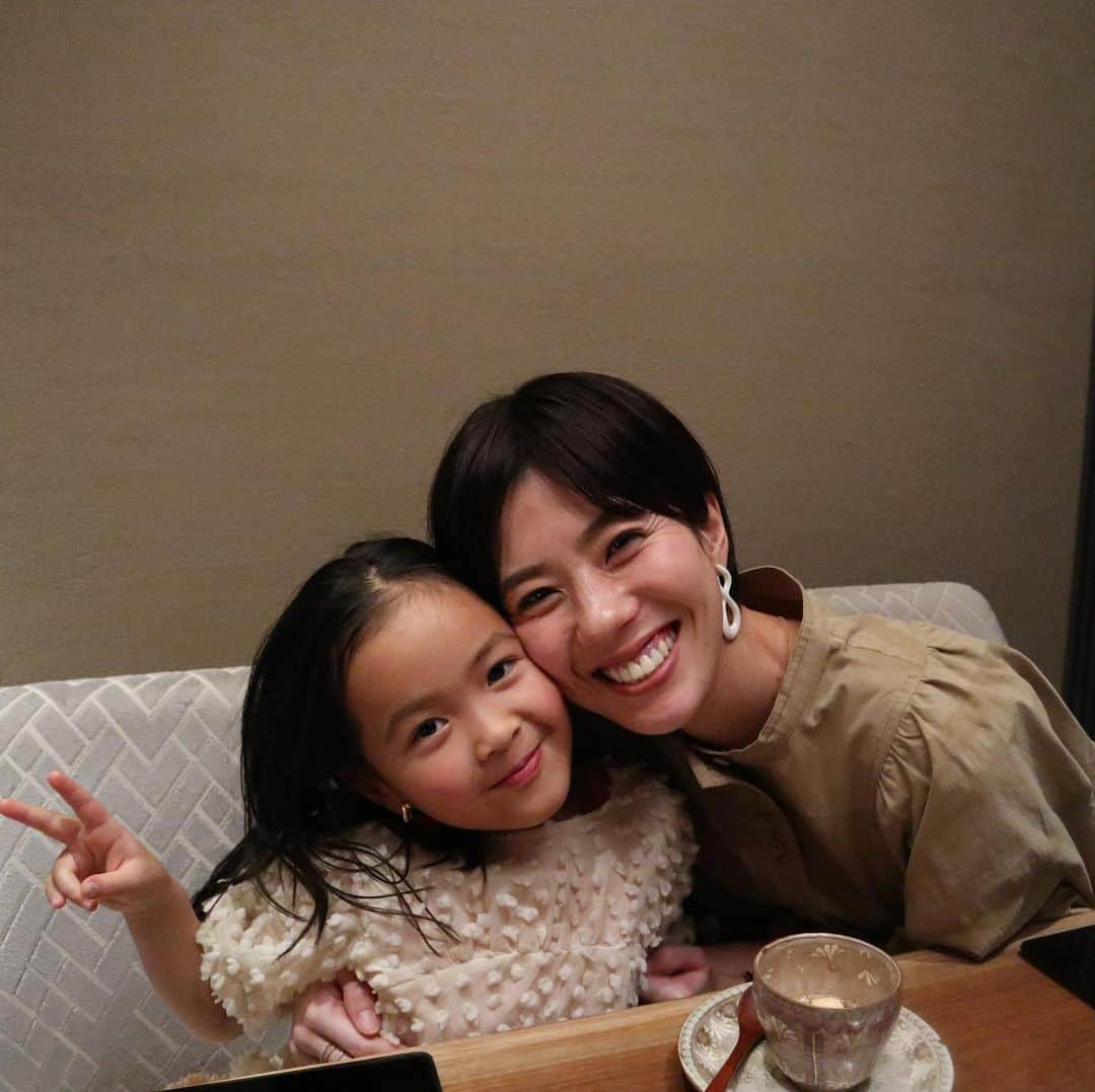 正中雅子さんのインスタグラム写真 - (正中雅子Instagram)「甘えたさんな娘🥰 * 今週いっぱいで5年通ったスクールを卒園だと思うと まだ信じられないなー。。 * あと数日だから、気持ちよく晴れやかに楽しく過ごして欲しい🥰だけど、今夜も色々と怒ったりしてしまうこともあったな笑 * でも、いつだって大好きだよ❤️ * #母娘」3月11日 0時04分 - masacoshonaka