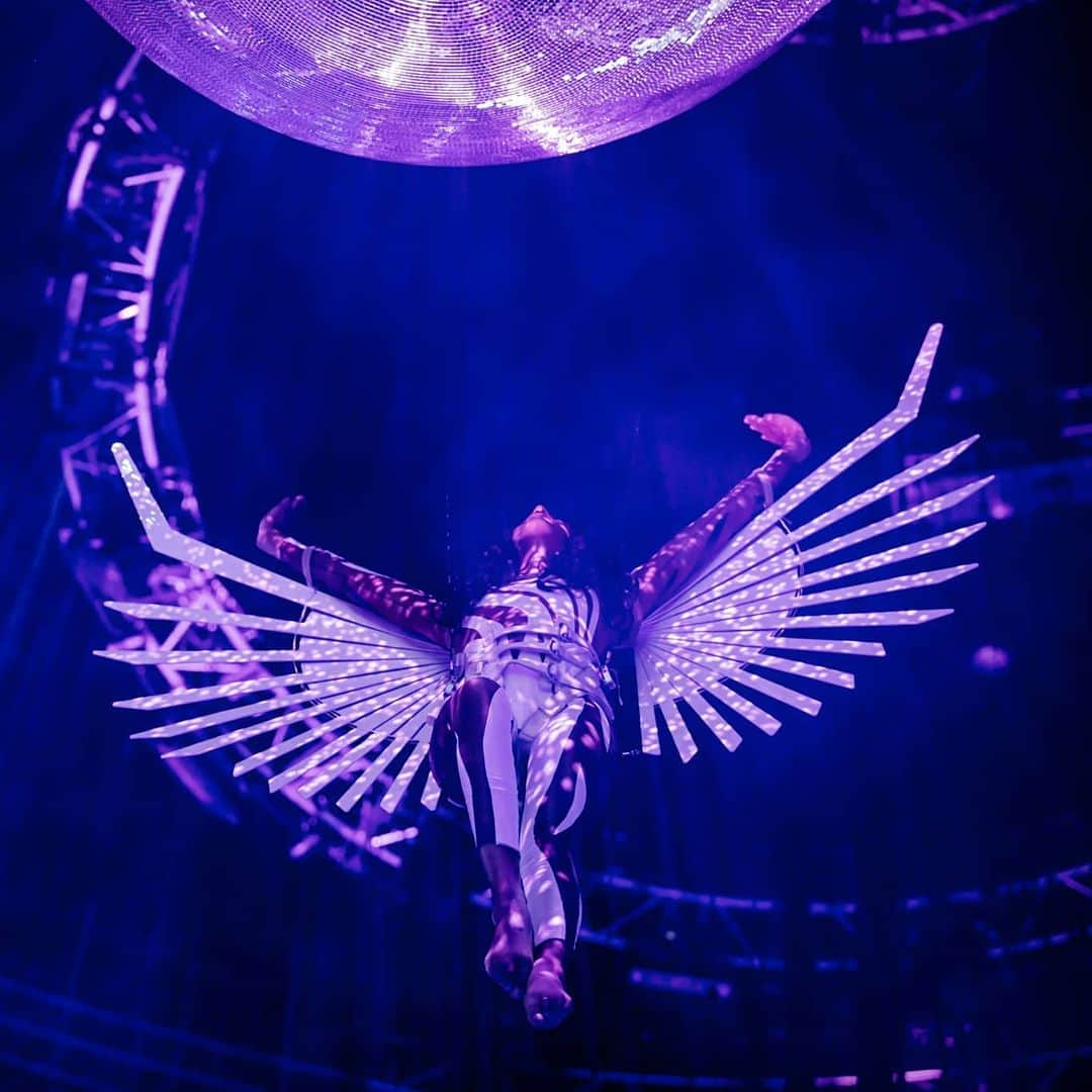Sensationのインスタグラム：「Reaching for the universe 🙌⠀ This night is going to be the birthplace of a new chapter. A cosmos with like-minded people, all joining Beyond Sensation for one reason: to celebrate life and experience a never before seen show ✨⠀ ⠀⠀ #BeyondSensation #Sensation #SensationWhite #Amsterdam #JohanCruijffArena #World #tickets #ticketshop #lightshow #celebratelife #festival #musicfestival #IDT」
