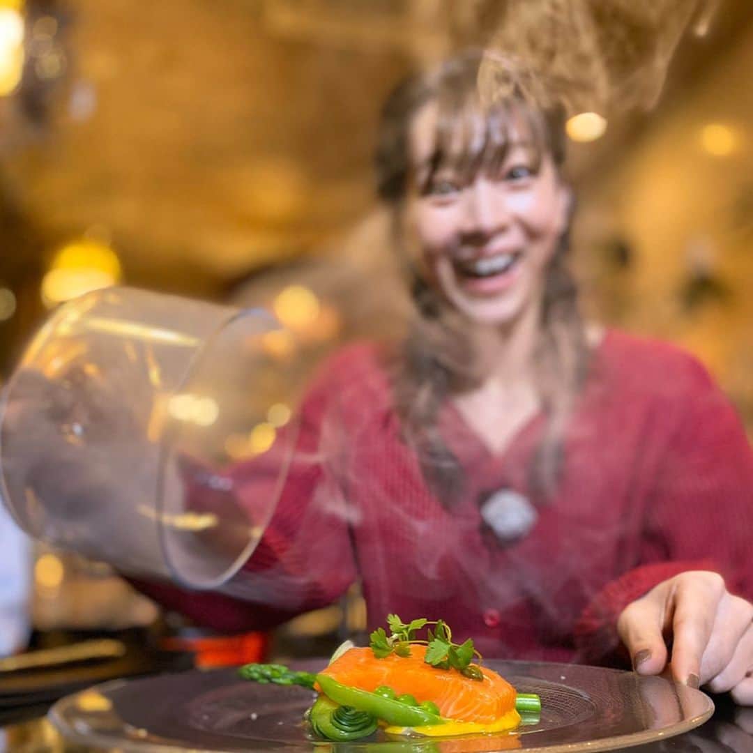酒井瞳さんのインスタグラム写真 - (酒井瞳Instagram)「お店も素敵だけど、毎日採れたての新鮮宮崎お野菜をお料理で出してるからそこも是非味わってほしいです！！！ めっちゃお洒落なサラダがあり得ないくらい安かった。。。！笑 スモークサーモンはインスタ映えの美味しいと楽しいが味わえる一品だったけど、藤崎さんが撮った写真。。。私ボケとるやないかヽ(￣д￣;)ノワザとだ！絶対ワザとだ！！！ これしかないからこれしか載せるものない！ あとは美味しすぎて先に食べてしまったから写真に残ってなかった！笑 最後出してもらった人参のパンナコッタが奇跡的に撮れてました。笑 沢山のお野菜が美味しく美しく食べれる！ 店長の優しさいっぱいのお店でした！ 視聴者プレゼントもゲットしましたよぉ！ご応募はUMKアプリで！ #宮崎 #都城 #よかばん #umk #slf #採れたて野菜 #美味しい #いただきます #ごちそうさまでした #幸せ #お花 #生花 もあるよ！ #癒し」3月11日 0時05分 - s.sakaihitomi