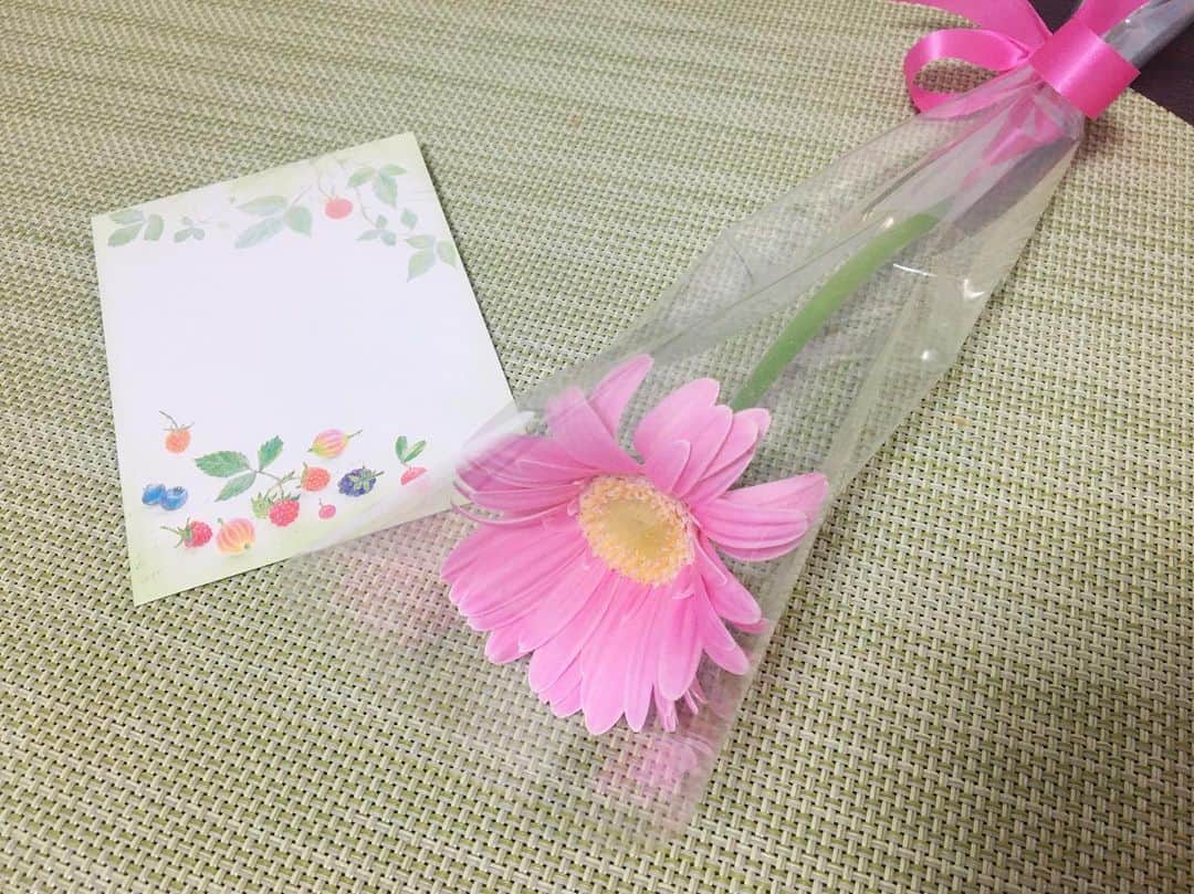 山崎丹奈のインスタグラム：「. お花と手書きのメッセージの嬉しさったら。がんばってよかった。」