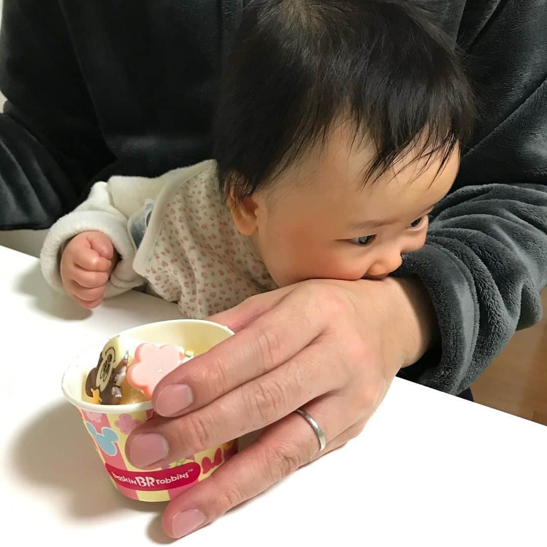 せとたけおさんのインスタグラム写真 - (せとたけおInstagram)「父の手を食べる娘。いまだアイスの美味しさを知らず…」3月11日 0時15分 - setotakeo