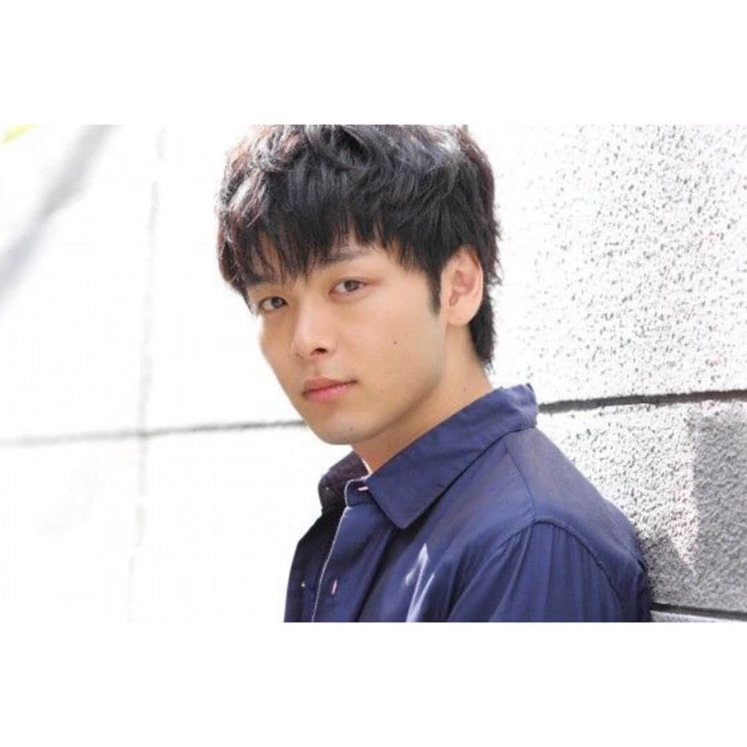 中村倫也　ファンアカウントのインスタグラム：「_ . 若いけど 男らしさ感じる 😚 ショート久々見たいなあ 💓 . . #中村倫也 / #中村倫也推し / #中村倫也中毒 / #中村倫也の沼 #中村倫也の破壊力 / #中村倫也のある生活 #カメレオン俳優 / #ミミックオクトパス俳優  #中村倫也にだいぶやられてます / #中村倫也好きな人と繋がりたい .」