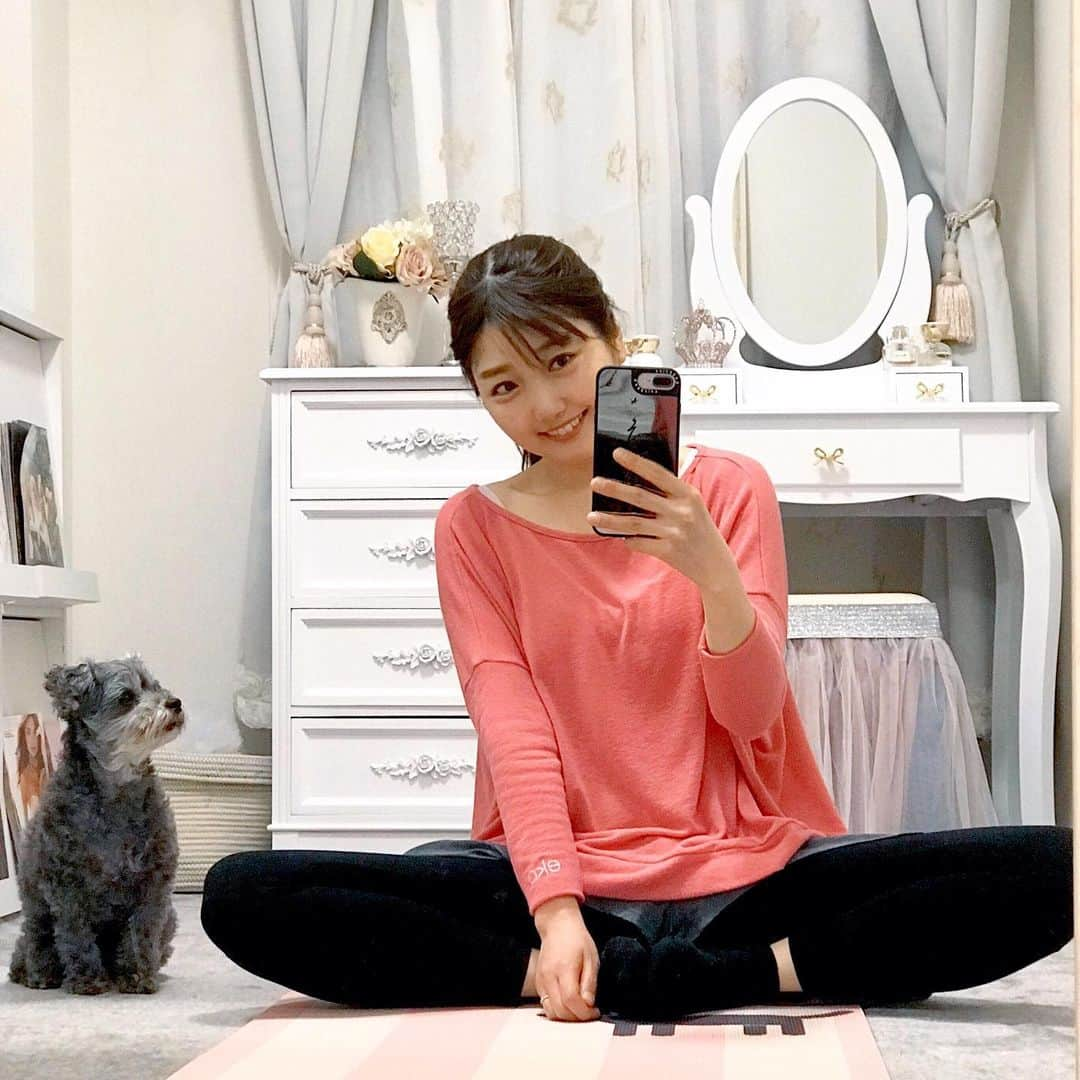 橘珠里さんのインスタグラム写真 - (橘珠里Instagram)「最近の美容習慣📝 ①お家でストレッチ🧘🏻‍♀️ ⋆ 通っているヨガのクラスはお休みになっているので、最近はお部屋で身体を動かす機会が増えました✰︎ ⋆ ブレアも一緒にやっているつもりなのか、そばでお利口にしています🐶笑 ⋆ 【wear】 ➥#ボックスP/O：#eka @ekalosangelesjapan (CE010248) ➥#ボトムス (CG040319)：#eka @ekalosangelesjapan ⋆ ⋆ ②先月から通い始めた @yagbeauty_official 渋谷院 の #レーザートーニング  2回目をやってもらってきました🧖🏻‍♀️ ⋆ レーザートーニングとは、医療用レーザー機器を使用して、肝斑・シミ・くすみ・毛穴の黒ずみなどの目立ちを抑え、キメの整った肌へと導いてくれるものです✨ ⋆ 怖がりで一番弱いパワーでお願いしているので、まだ気になるシミ・ソバカスにそこまで変化はみられませんが、翌日にはお肌のキメが整った感じがして、毛穴も小さくみえるので大満足です◎ ⋆ また来月も行くのが楽しみ🎶 ⋆ ✰︎渋谷院 YAG BEAUTY CLINIC ☏0120915959 *----*----*----*----*----* #YAGBEAUTY #beauty #skincare #shibuya #yagbeautyclinic #yoga #ekalosangeles #ekalosangelesjapan #PR #レーザートーニング #YAGレーザー #RRRマスクパック #シミケア #肝斑ケア #ソバカスケア #シミ対策 #肝斑治療 #ヨガコーデ #ヨガ #ヨガウェア #エーカ #美肌ケア #美肌レーザー #美容 #美肌 #スキンケア #フェイスパック」3月11日 0時32分 - jurinu