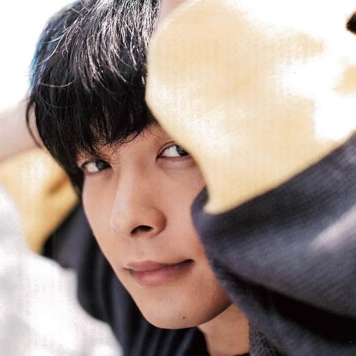 中村倫也　ファンアカウントのインスタグラム：「_ . 腕ごしに見てきよる 😏 なにーーー 😏🤤 そのままキスしてくれますか 🤤💓 笑 . . #中村倫也 / #中村倫也推し / #中村倫也中毒 / #中村倫也の沼 #中村倫也の破壊力 / #中村倫也のある生活 #カメレオン俳優 / #ミミックオクトパス俳優  #中村倫也にだいぶやられてます / #中村倫也好きな人と繋がりたい .」