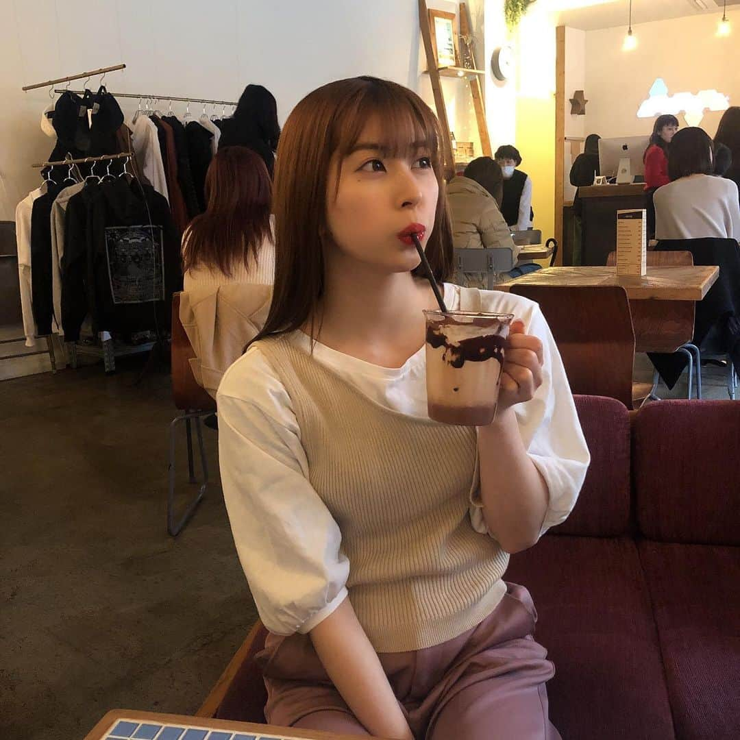 しよりさんのインスタグラム写真 - (しよりInstagram)「チョコのドリンクだいすき^ - ^ 太陽の党のチョコドリンクめっちゃ好きやったな〜。オススメあったら教えてください❤︎ . .  #チョコレート #チョコラテ #almondhostelcafe #cafestagram #foodstagram #followme #tokyocafe #カフェ巡り #太陽の塔カフェ」3月11日 0時37分 - shiyooori