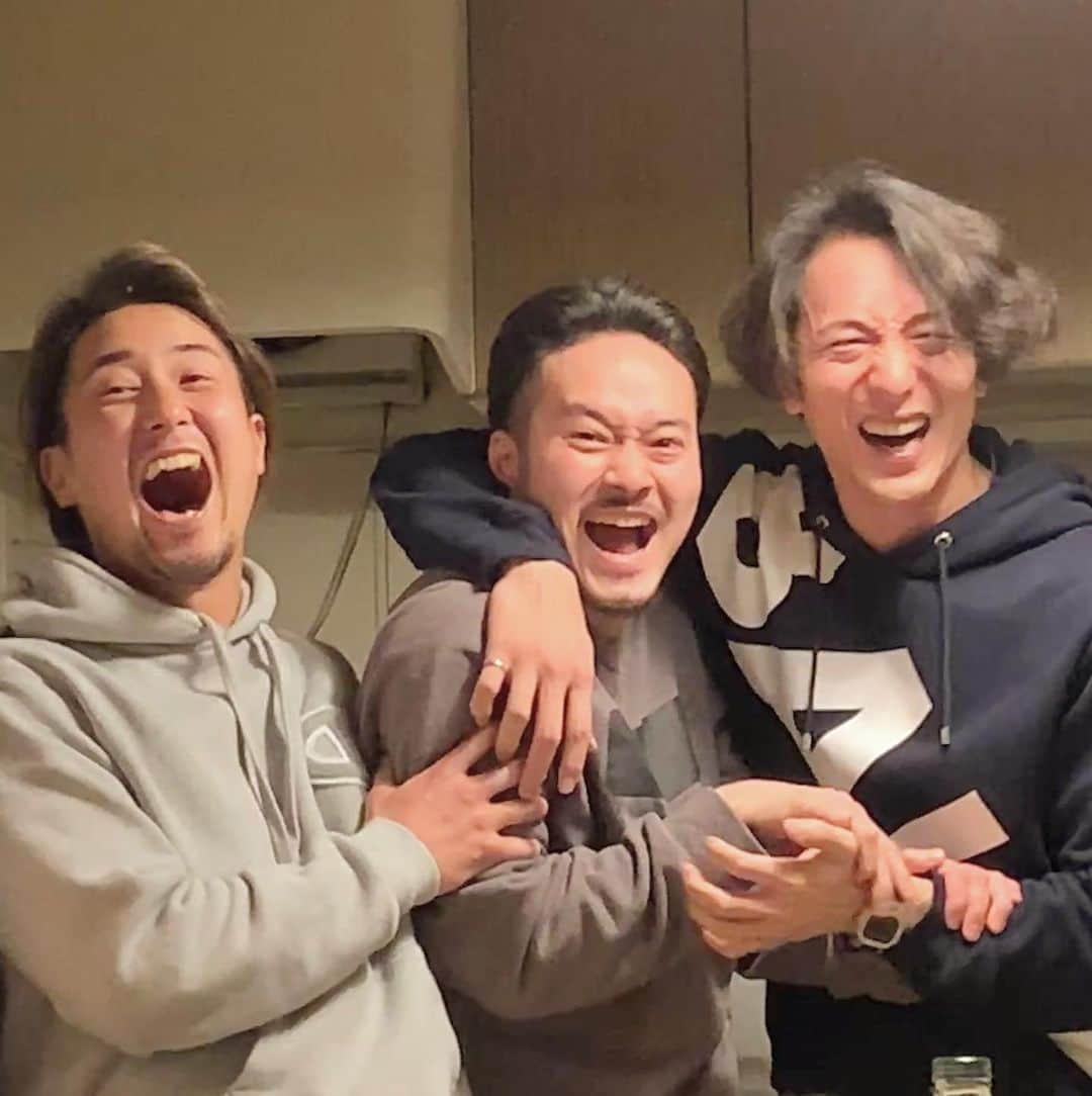 大貫勇輔さんのインスタグラム写真 - (大貫勇輔Instagram)「高校の頃からの仲間と久々の昔話で盛り上がり過ぎている図。 笑い過ぎた🤣✨笑 いつまでも昔に戻れる仲間がいるというのは、本当に良いことだなって思った夜でした❤️」3月11日 0時46分 - yusukeonuki_official