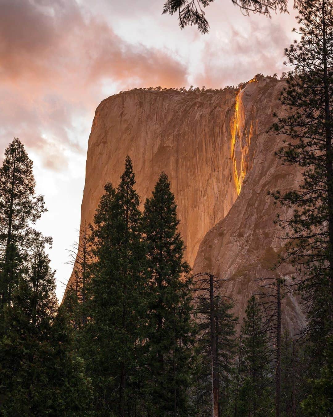 Visit The USAさんのインスタグラム写真 - (Visit The USAInstagram)「Have you heard of #Firefall? Once a year in Yosemite National Park in California, a ribbon of lava 🔥 flows down El Capitan and creates a beautiful natural phenomenon. The conditions have to be just right- water needs to be flowing and it needs to be warm enough for the water not to freeze. Watch our story to see @harrietrosecornick capture this year's Firefall! 📷: @harrietrosecornick」3月11日 1時00分 - visittheusa
