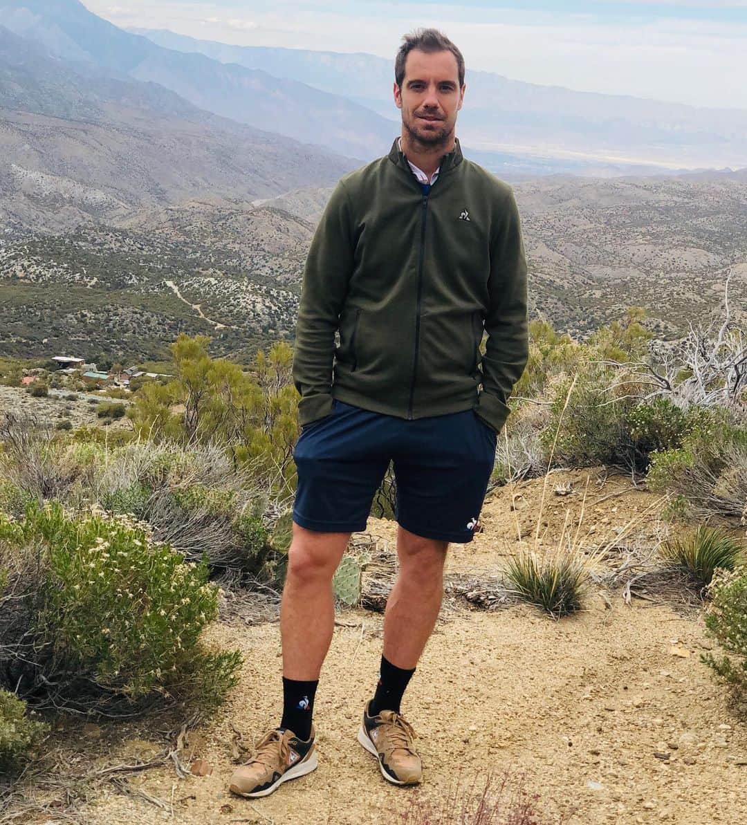 リシャール・ガスケのインスタグラム：「Californian desert 🌞🌞 #Palmsprings #mountains#novirushere」