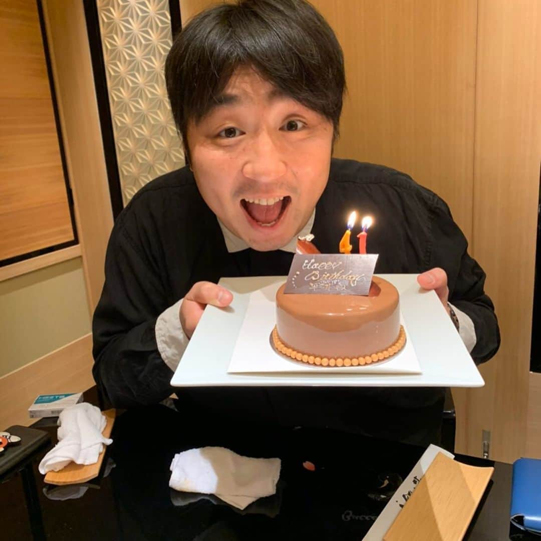 平井俊輔さんのインスタグラム写真 - (平井俊輔Instagram)「41回目のフ〜🎂 今日41回目の誕生日迎えました。 先日浜田夫妻と変な顔の方に🤪 お祝いしていただきました🥳 ケーキも嬉しかったです🍰 やっぱり火を消すフ〜の時は、 ロウソクの本数関係なくMAXフ〜出しちゃいますよね🗣 毎年ありがとうございます😊  41歳。 新たに始める事がいっぱいあります。 その分不安も… でも楽しみ増し増し🤙 厄年ど真ん中のらいひーも、 皆さん応援の程よろしくお願いします🤲 ヨンイチもPUUUN‼️でしょ！」3月11日 0時59分 - bobuhirai0311