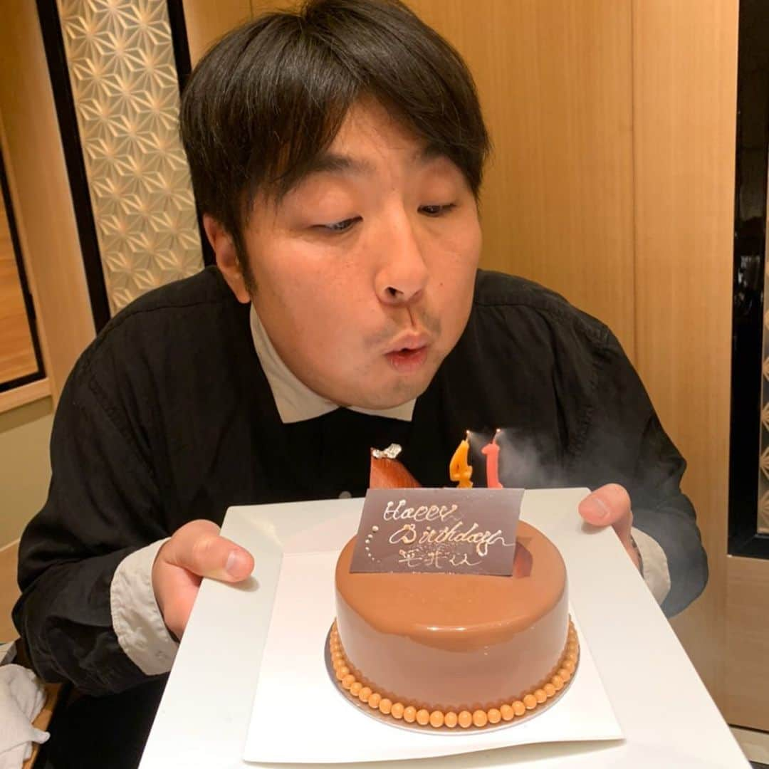 平井俊輔さんのインスタグラム写真 - (平井俊輔Instagram)「41回目のフ〜🎂 今日41回目の誕生日迎えました。 先日浜田夫妻と変な顔の方に🤪 お祝いしていただきました🥳 ケーキも嬉しかったです🍰 やっぱり火を消すフ〜の時は、 ロウソクの本数関係なくMAXフ〜出しちゃいますよね🗣 毎年ありがとうございます😊  41歳。 新たに始める事がいっぱいあります。 その分不安も… でも楽しみ増し増し🤙 厄年ど真ん中のらいひーも、 皆さん応援の程よろしくお願いします🤲 ヨンイチもPUUUN‼️でしょ！」3月11日 0時59分 - bobuhirai0311