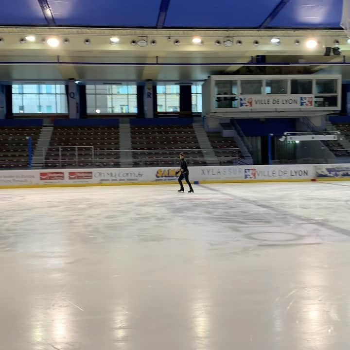 ニール・ブラウンのインスタグラム：「Turning thirty tomorrow and still trying to push my boundaries on a daily basis! This was my latest achievement, done this afternoon as an ice dancer with no formal singles training 💪😅 very proud of this 😁 thanks @patrickcapmartin @eric.demena & @candicedidier for giving me a few tips last summer 😘👌 #instamood #instavid #proud #icedancer #jump #pushingmylimits #instagay #gay #work #coach #coachinglife #instafollow #followme #igers #igerslyon」